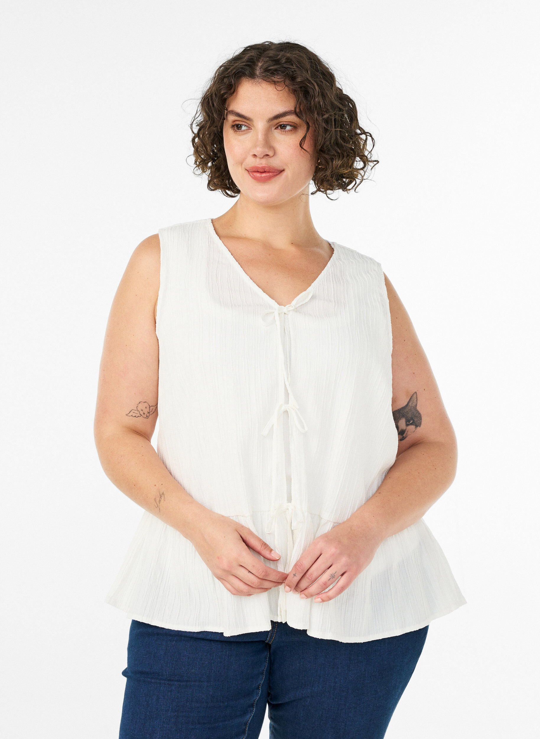 Blouse sans manches textur&eacute;e avec lien &agrave; nouer, Vanille, Model