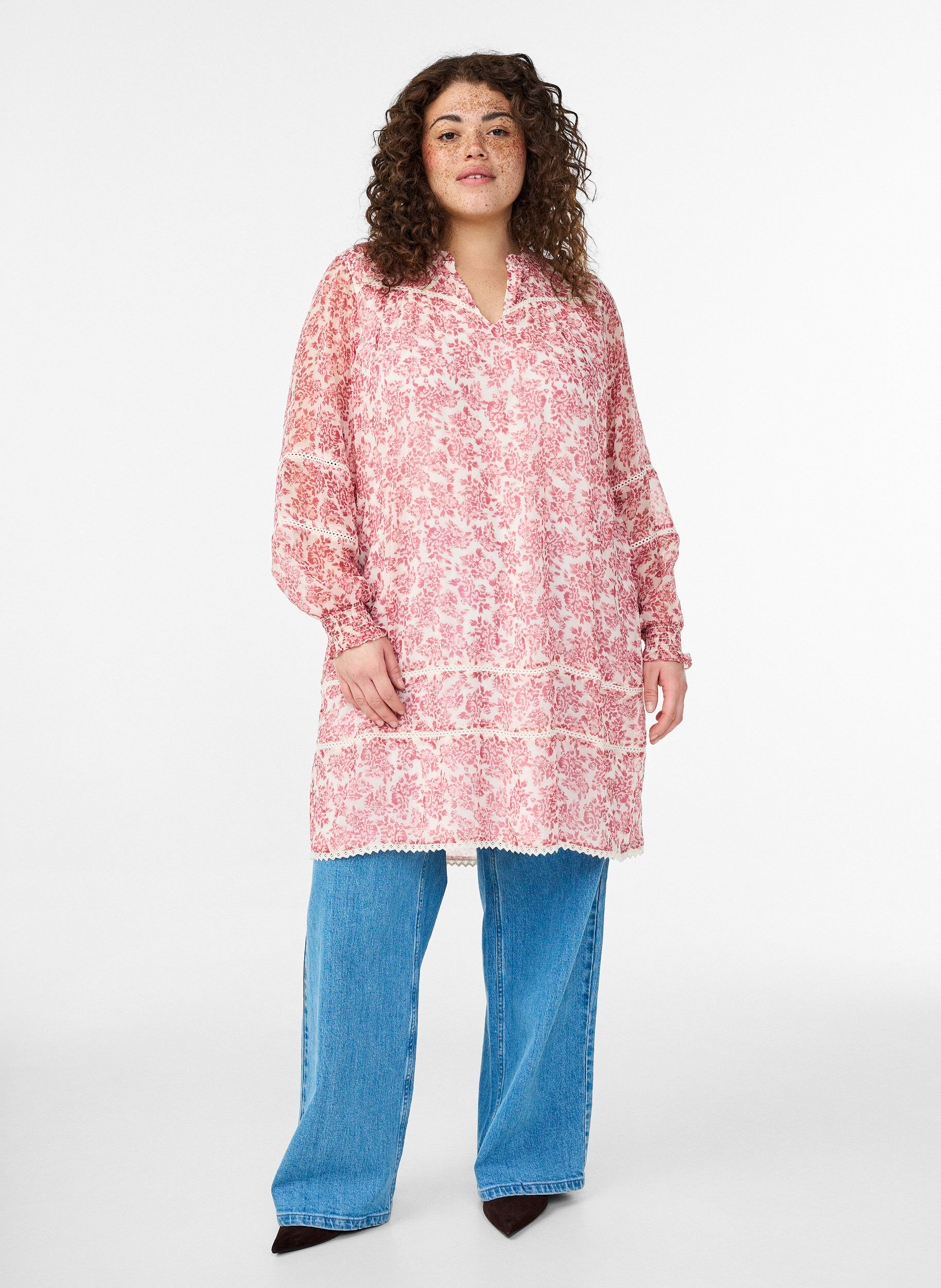 Robe courte en mousseline avec d&eacute;tails en crochet, Rose, Model