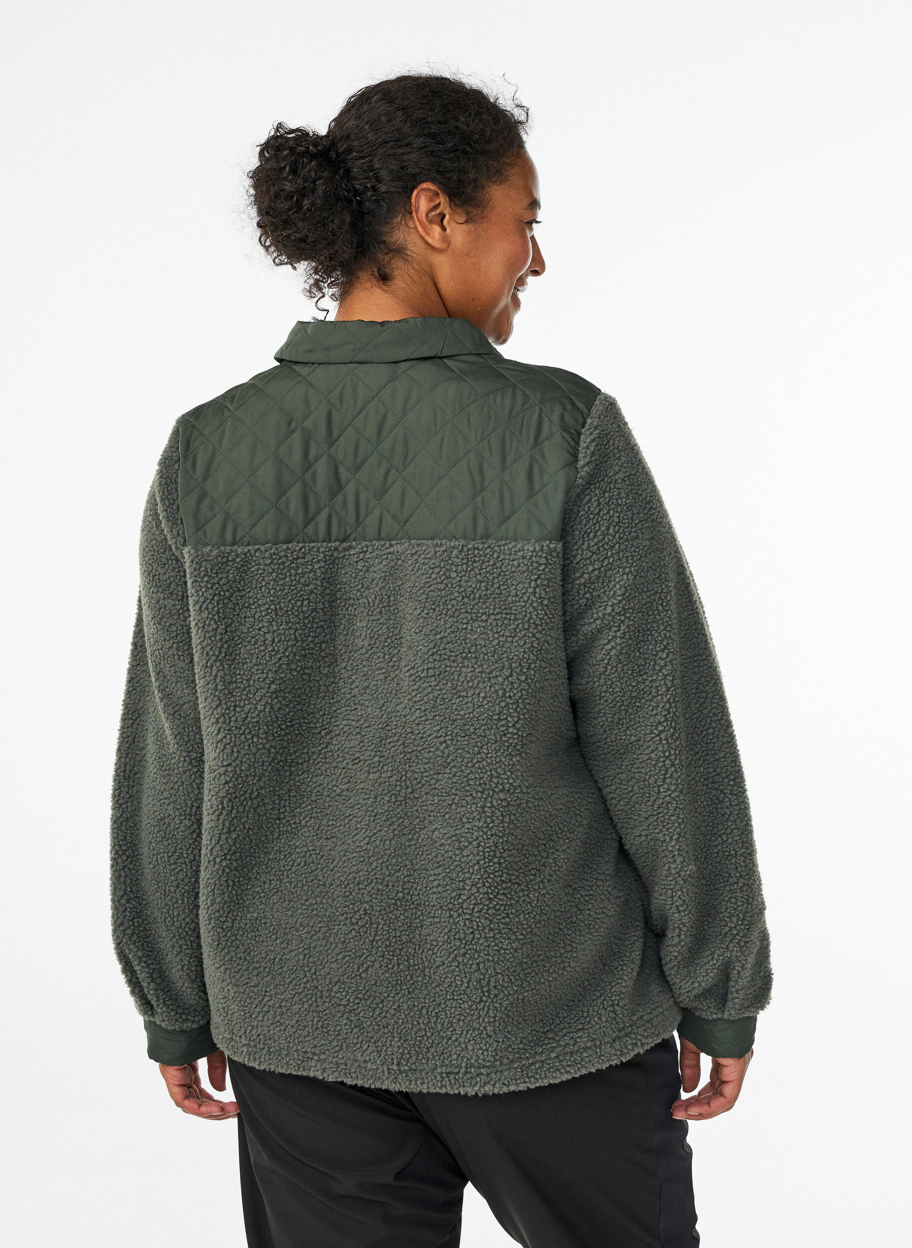 Zizzi Veste polaire avec d&eacute;tails matelass&eacute;s, Vert fonc&eacute;, Model image number 2