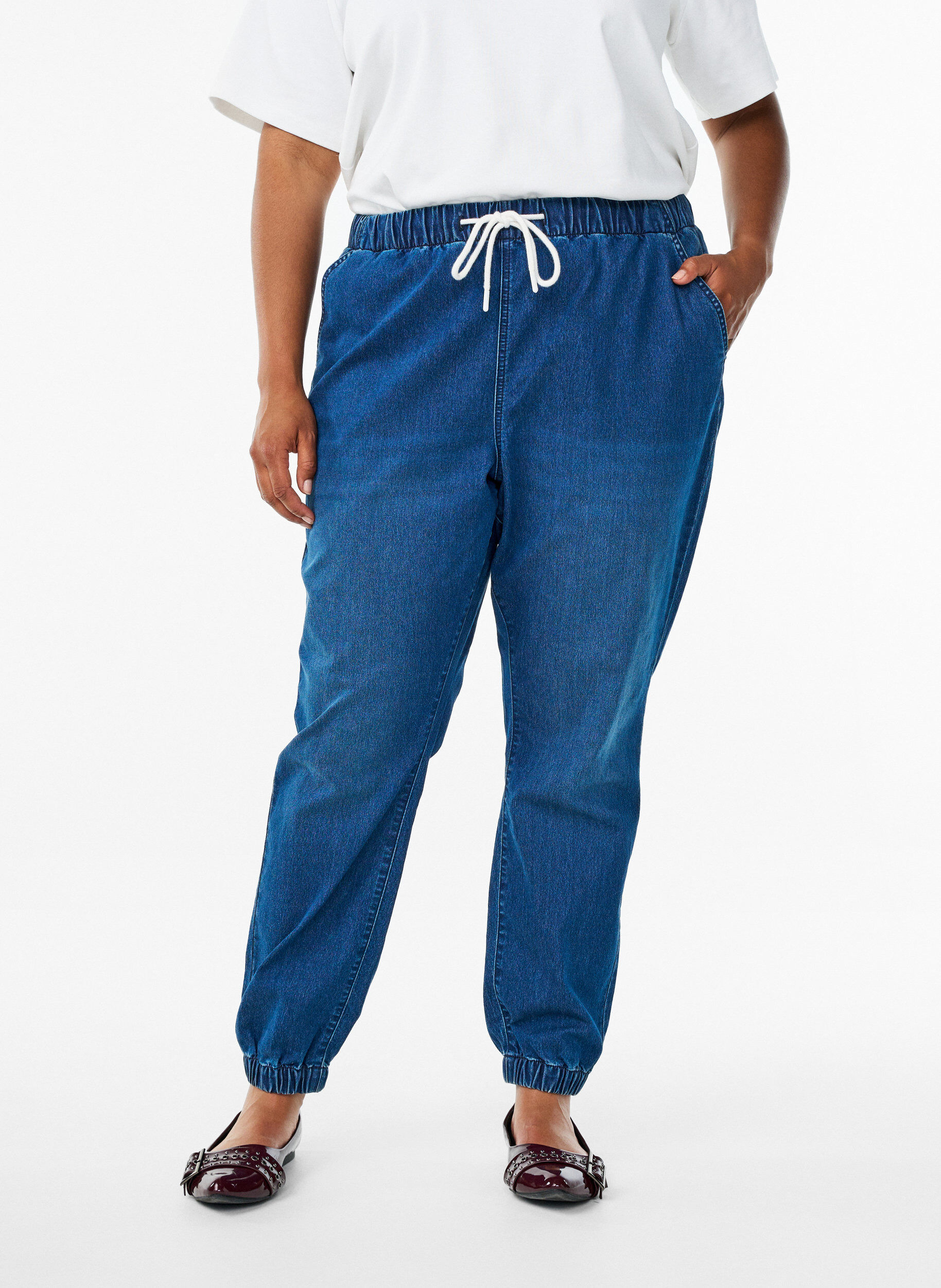 Zizzi Pantalon de jogging en denim avec des poches, Bleu, Model image number 3