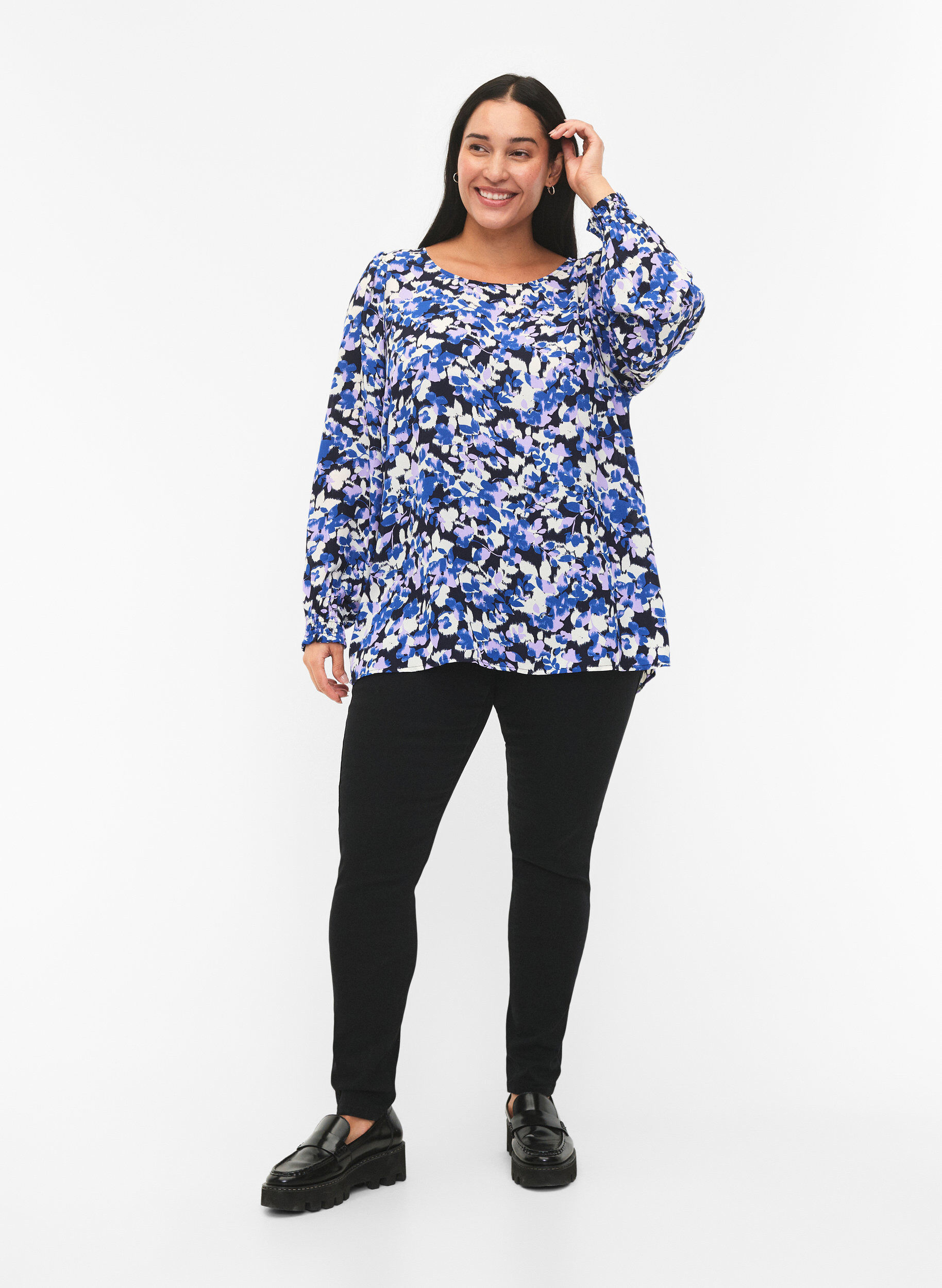 Zizzi FLASH - Blouse &agrave; manches longues avec imprim&eacute; et smock, Blue Purple Flower, Model image number 2