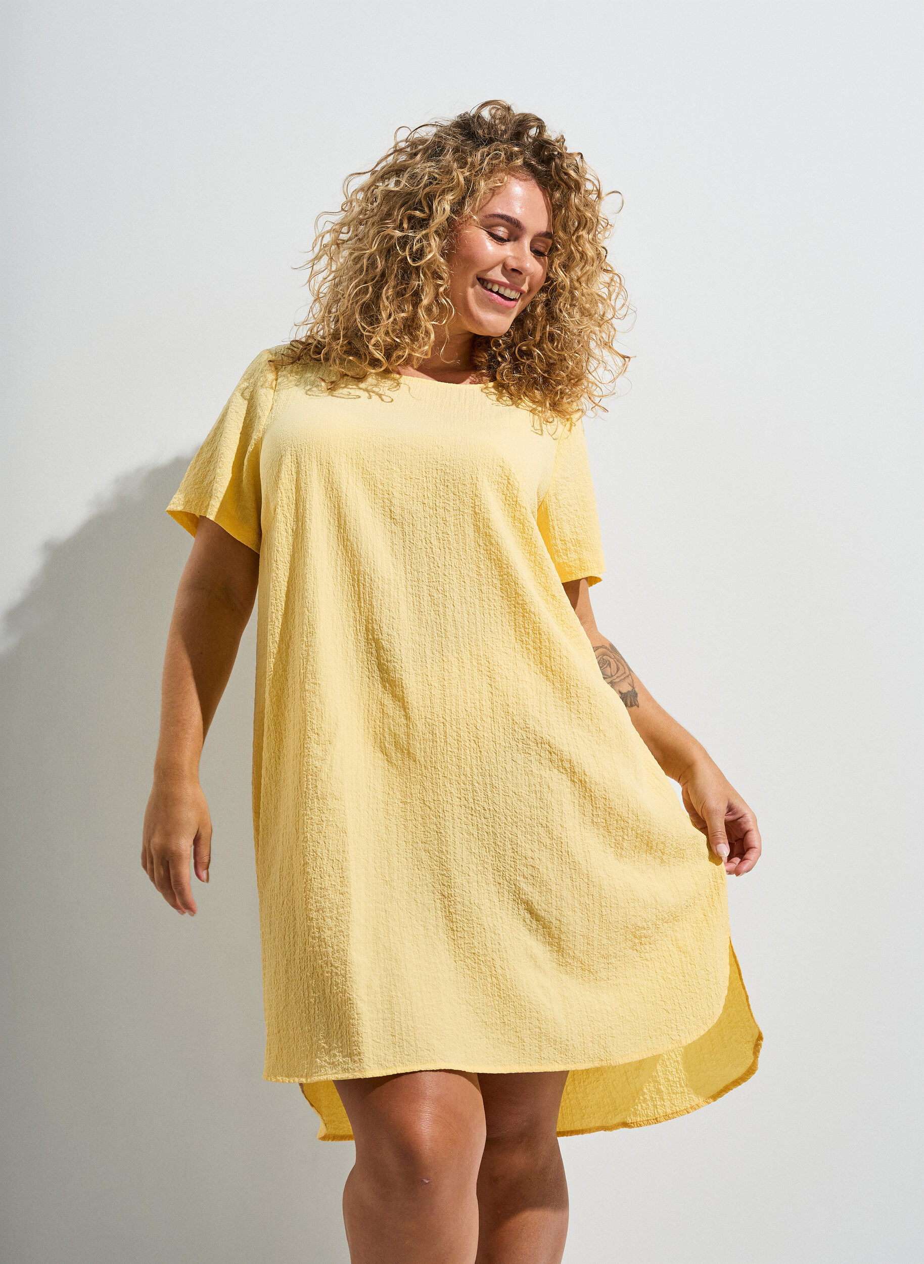 FLASH - Robe courte avec texture froiss&eacute;e et manches courtes