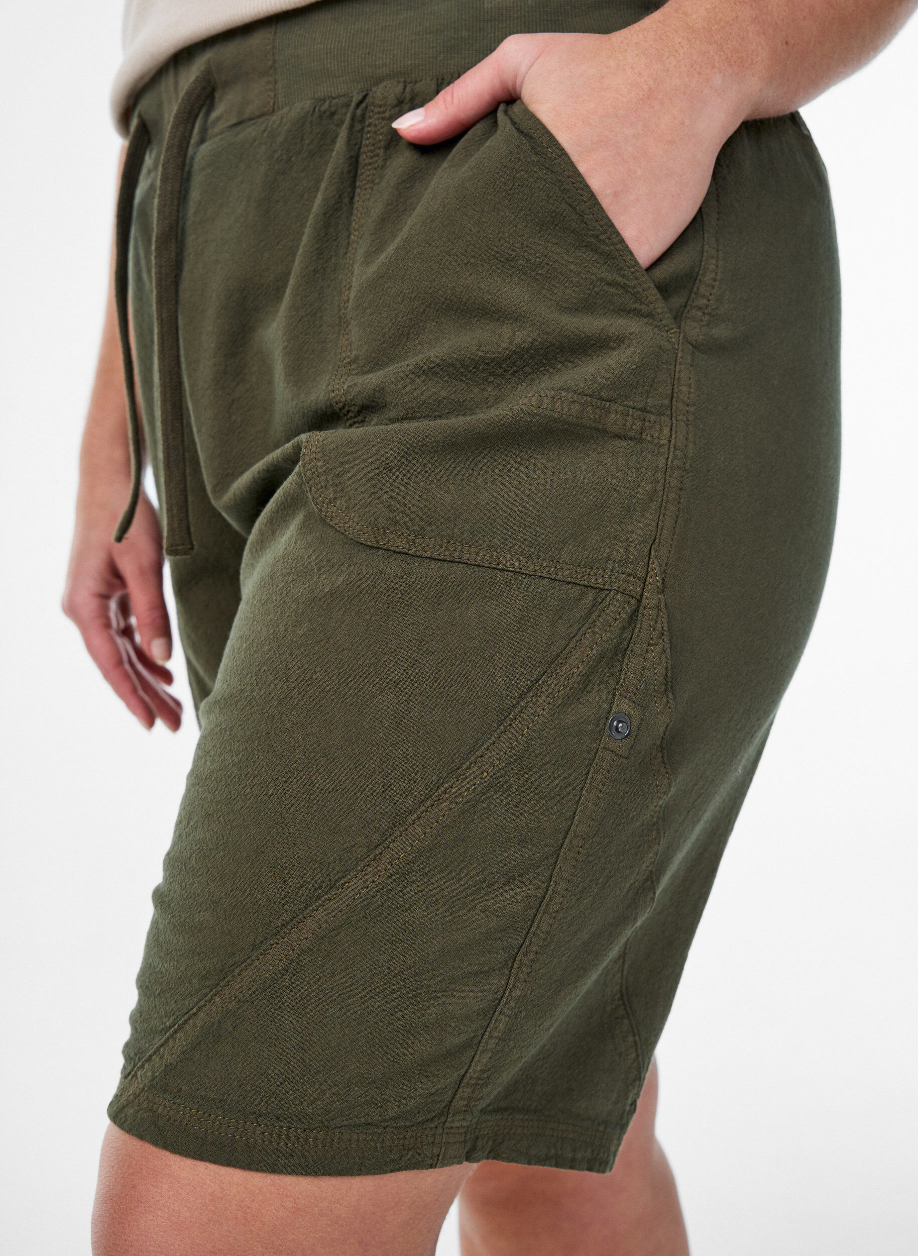 ZizziShort en coton ample avec poches, Vert fonc&eacute;, Model image number 3