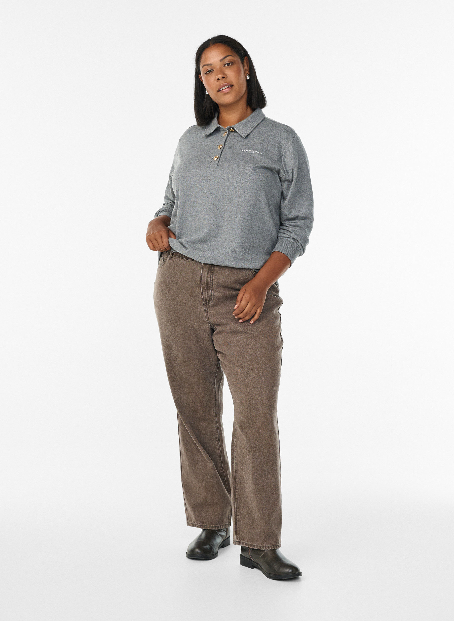 Zizzi Sweat-shirt polo avec boutons d&eacute;coratifs, Gris, Model image number 1