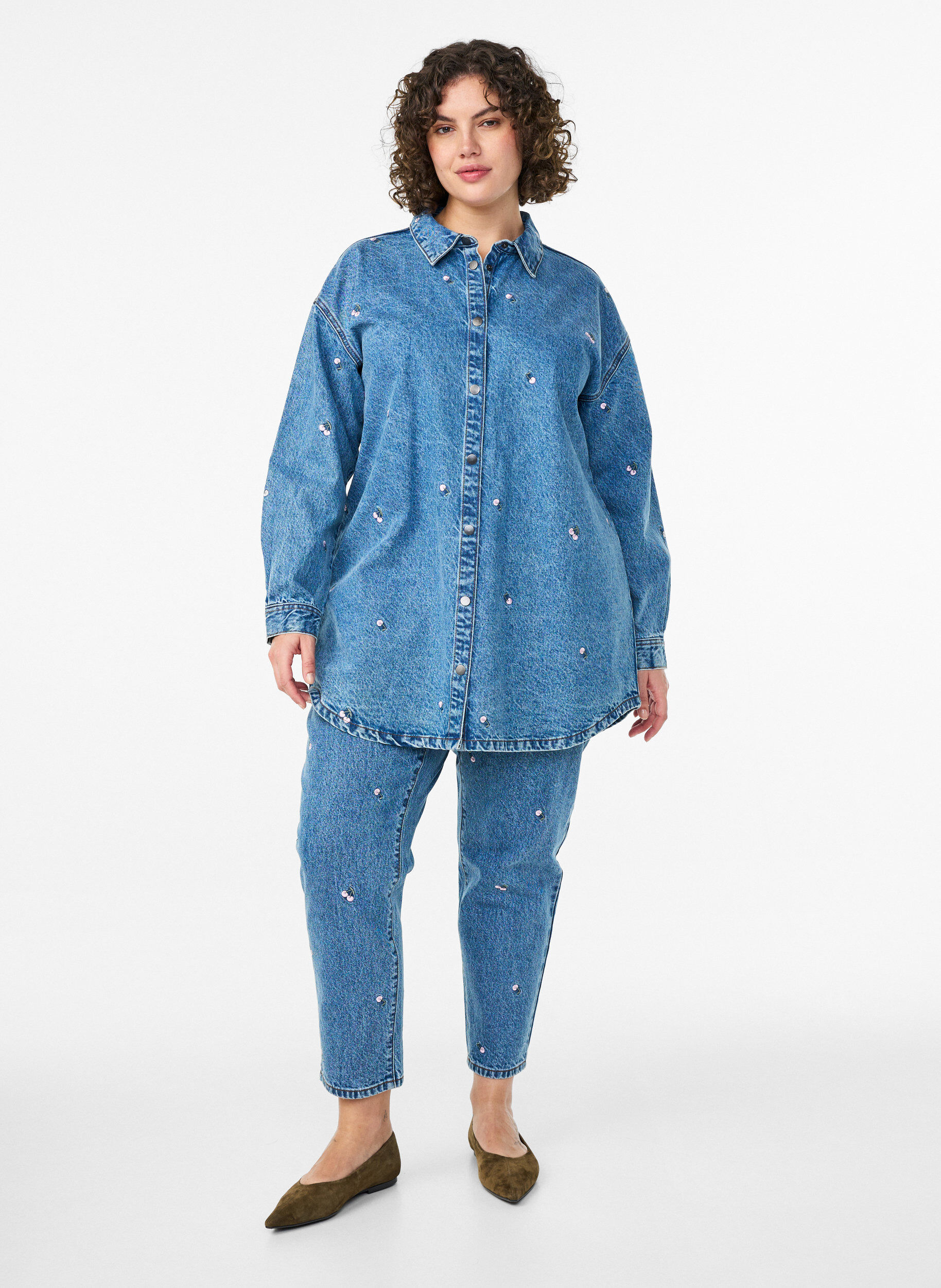 Zizzi Chemise en jean avec motifs brod&eacute;s, Bleu Clair, Model image number 1