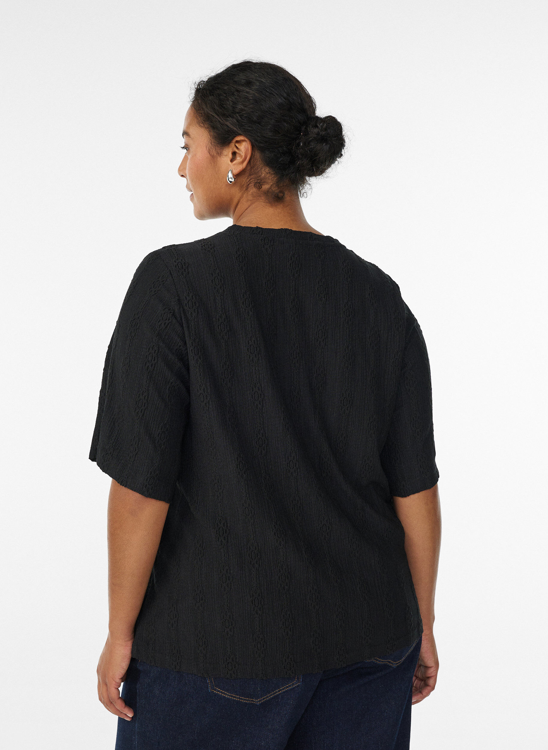 Zizzi Blouse &agrave; motif textur&eacute; et manches courtes, Noir, Model image number 2