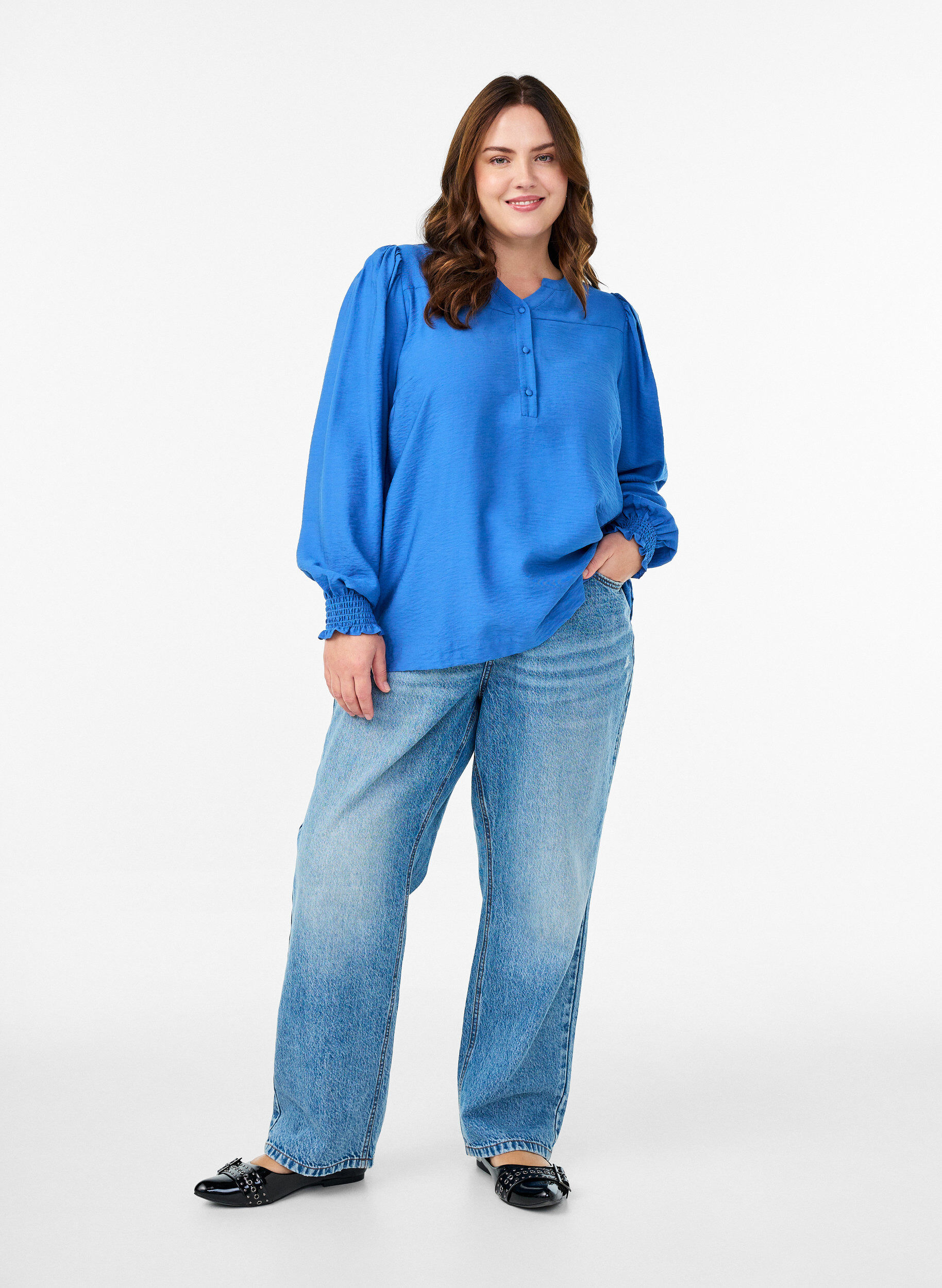 Zizzi Blouse en viscose avec smock et d&eacute;tails fronc&eacute;s, Bleu, Model image number 1
