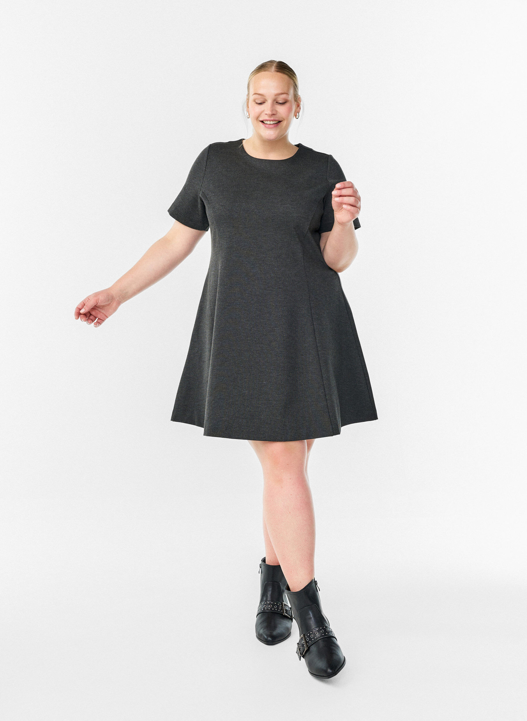 Robe courte &eacute;vas&eacute;e en jersey