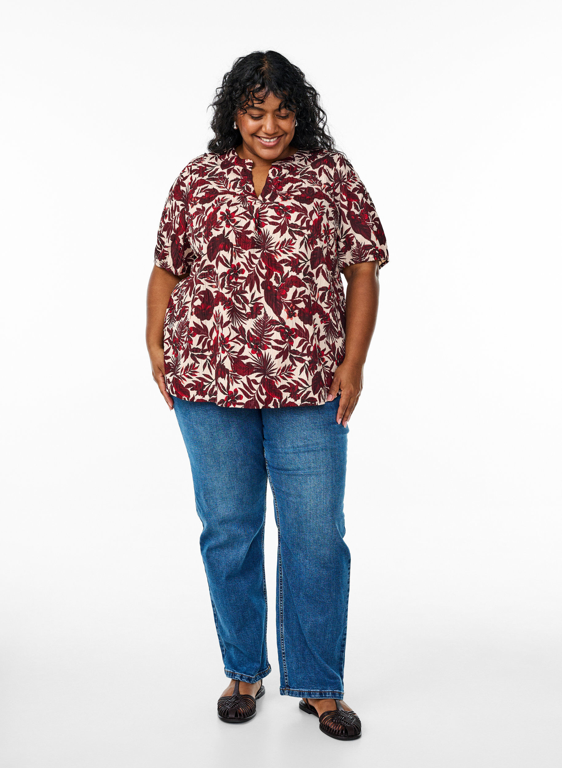 Zizzi Blouse &agrave; fleurs &agrave; manches courtes, Rouge, Model image number 1