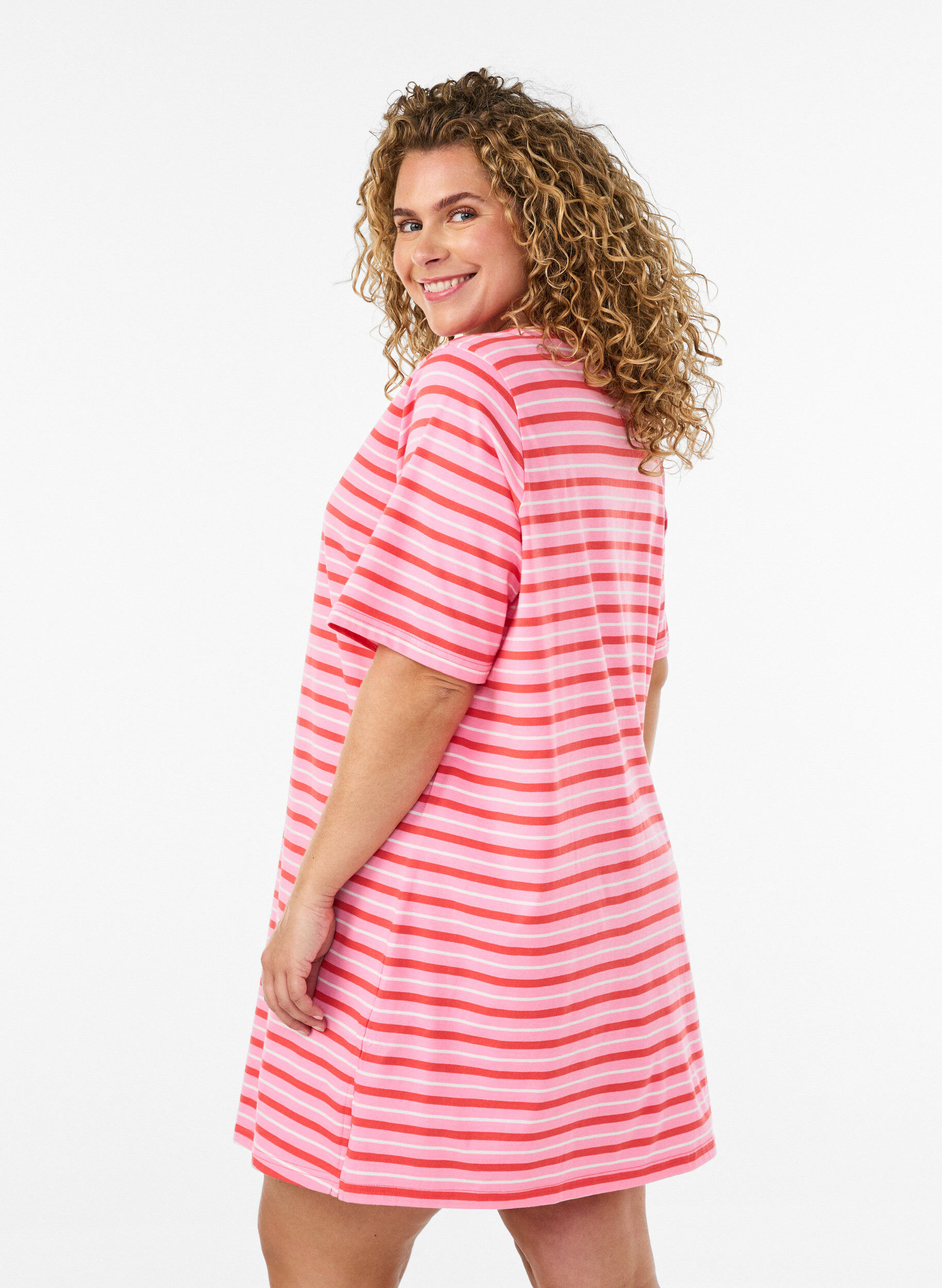 ZizziT-shirt long oversize ray&eacute; en coton bio, Rose, Model image number 2