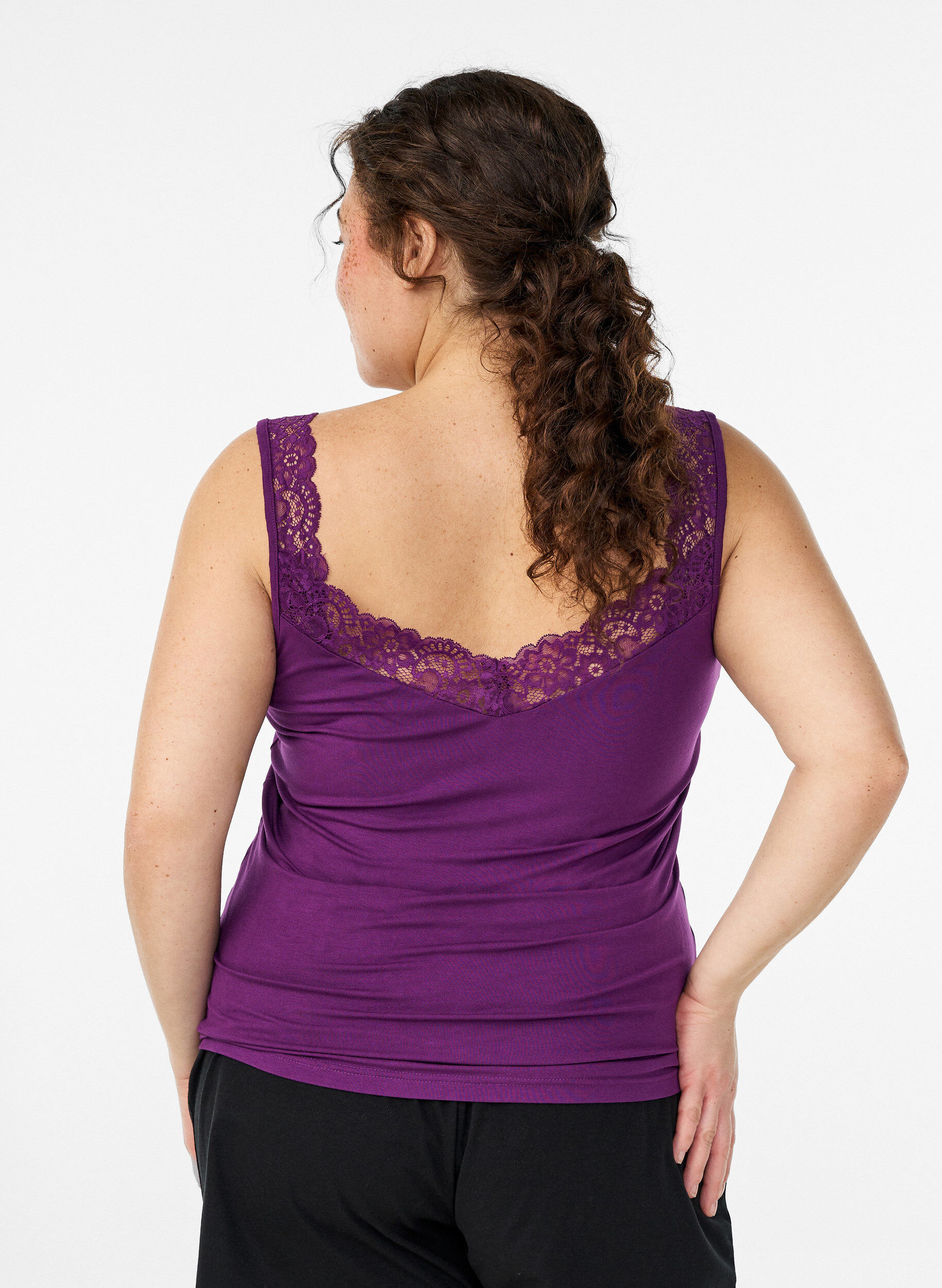 ZizziTop en viscose avec bord en dentelle, Violet, Model image number 2