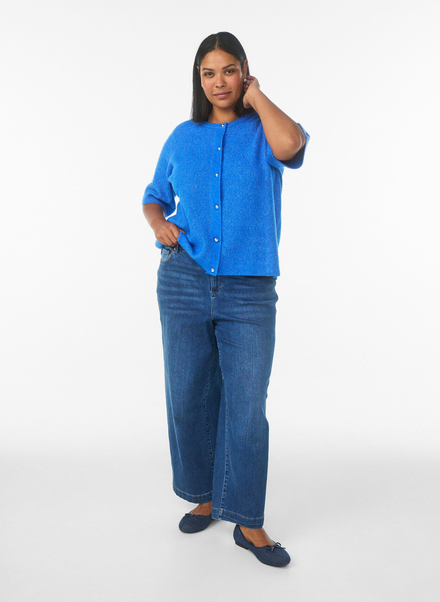 Zizzi Cardigan en maille &agrave; manches courtes avec boutons boule brillants, Bleu Clair, Model image number 1