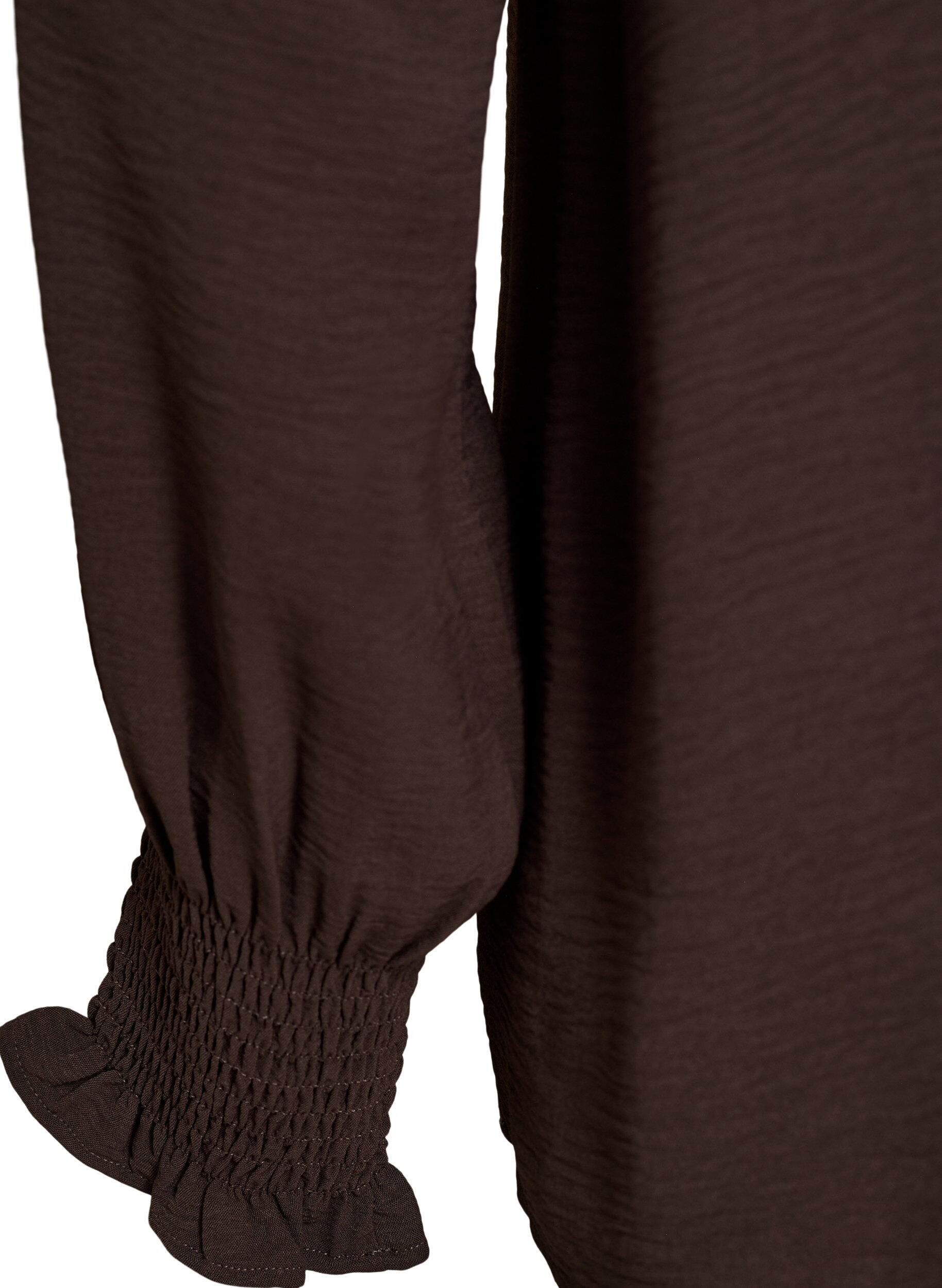 Zizzi Blouse avec poignets smock&eacute;s et col en V, Marron, Packshot image number 3