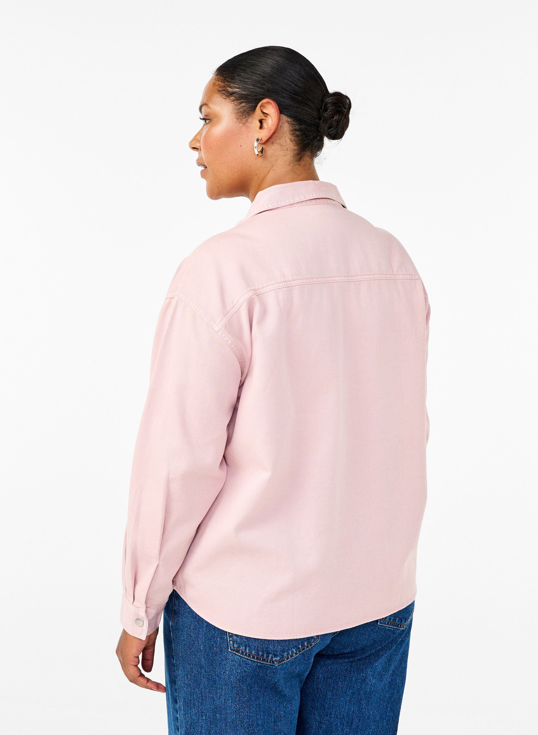 Zizzi Chemise en jean de couleur unie dot&eacute;e de poches sur la poitrine, Pale Mauve, Model image number 1