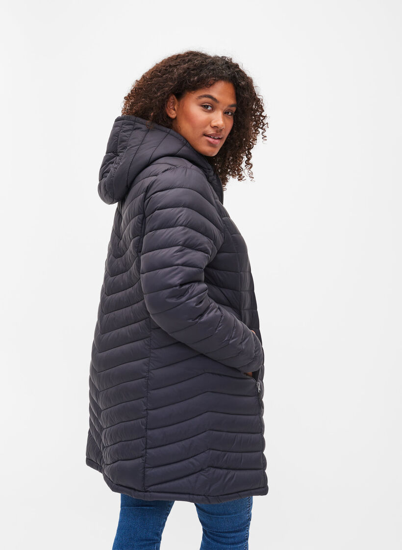 Veste l&eacute;g&egrave;re avec des poches et une capuche d&eacute;tachable, Noir, Model image number 2