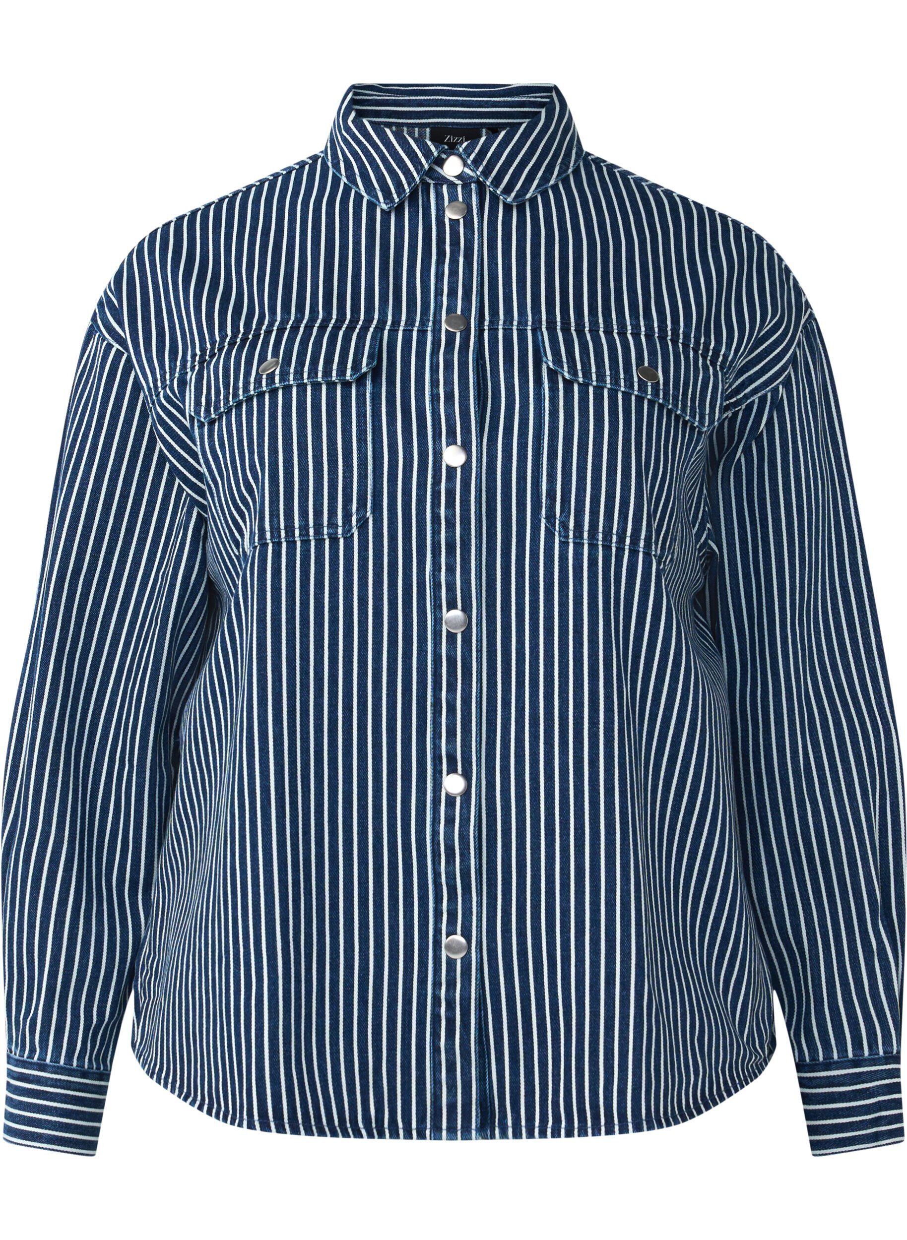Zizzi Chemise en jean de couleur unie dot&eacute;e de poches sur la poitrine, Blue Denim Stripe, Packshot image number 0