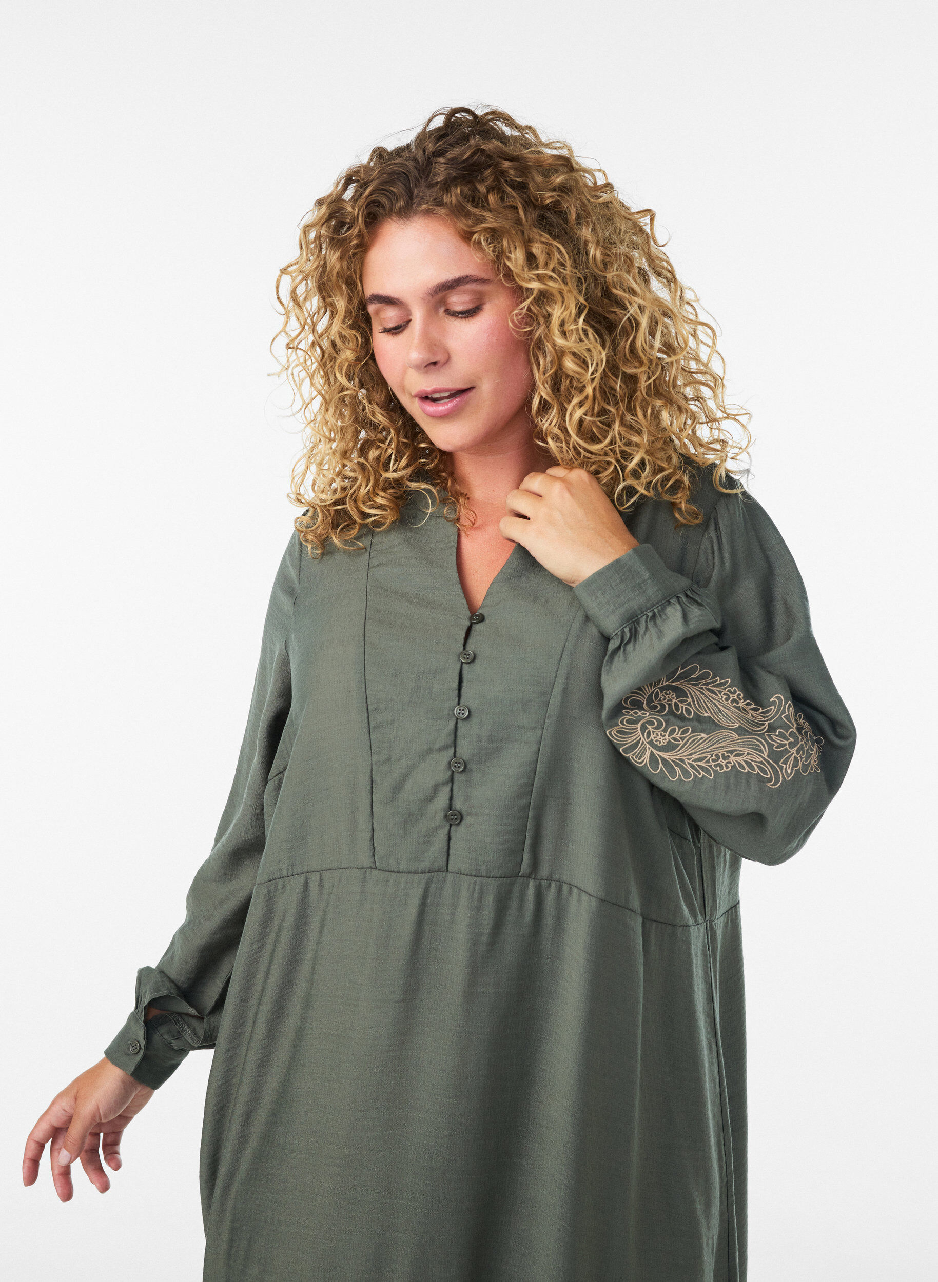 ZizziRobe en viscose avec broderies et volants &eacute;tag&eacute;s, Vert, Model image number 2