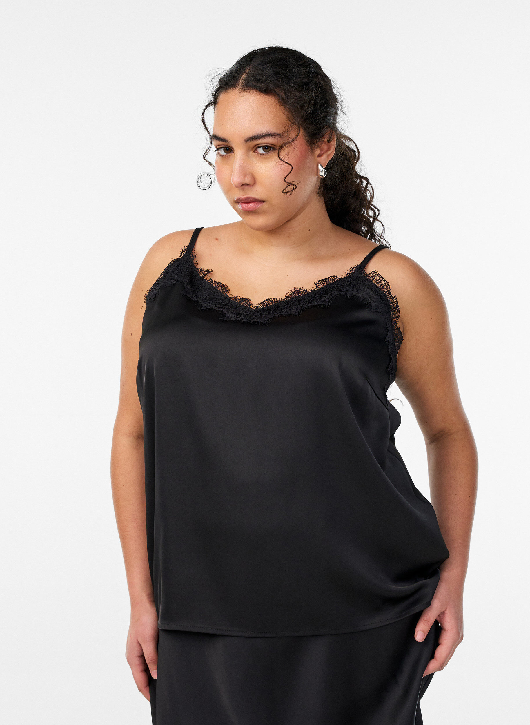 Zizzi Top &agrave; bretelles en satin avec dentelle, Noir, Model image number 0