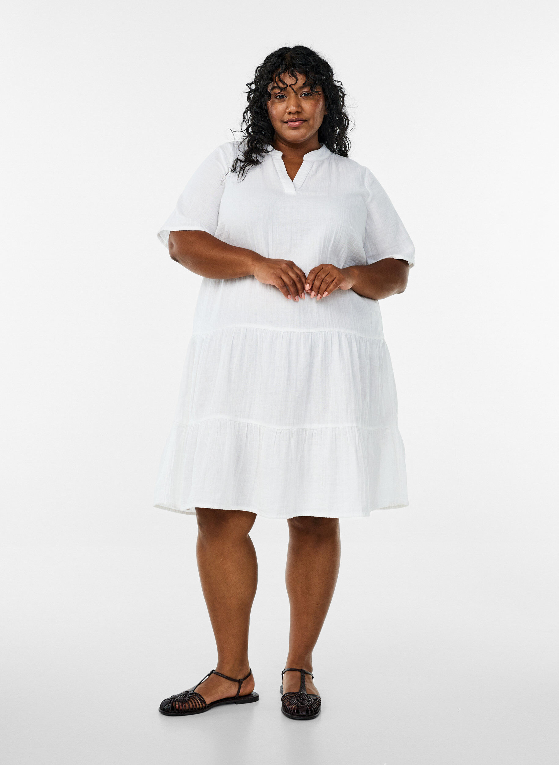 Zizzi Robe courte &eacute;vas&eacute;e en mousseline de coton, Blanc, Model image number 1