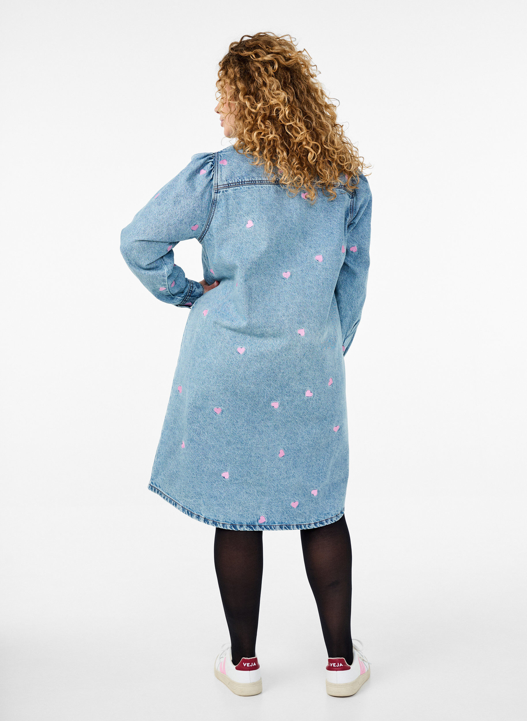 Zizzi Robe en jean avec imprim&eacute; cerises et poches poitrine, Bleu Clair, Model image number 1