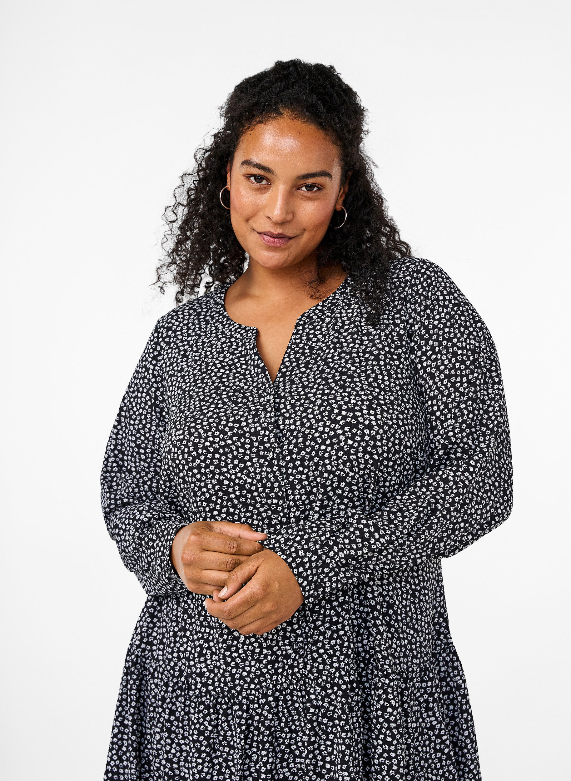 Zizzi Robes midi &agrave; manches longues, Black Small Flower, Model image number 2