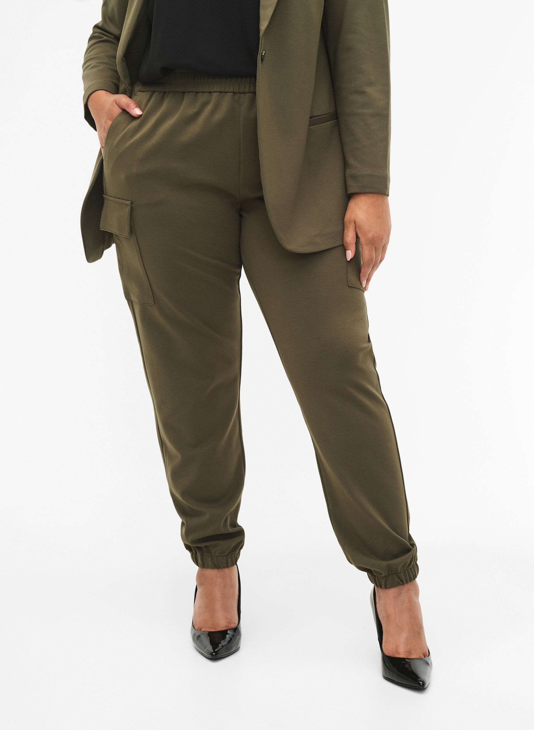 Zizzi Pantalon cargo avec taille &eacute;lastique, Forest Night, Model image number 2