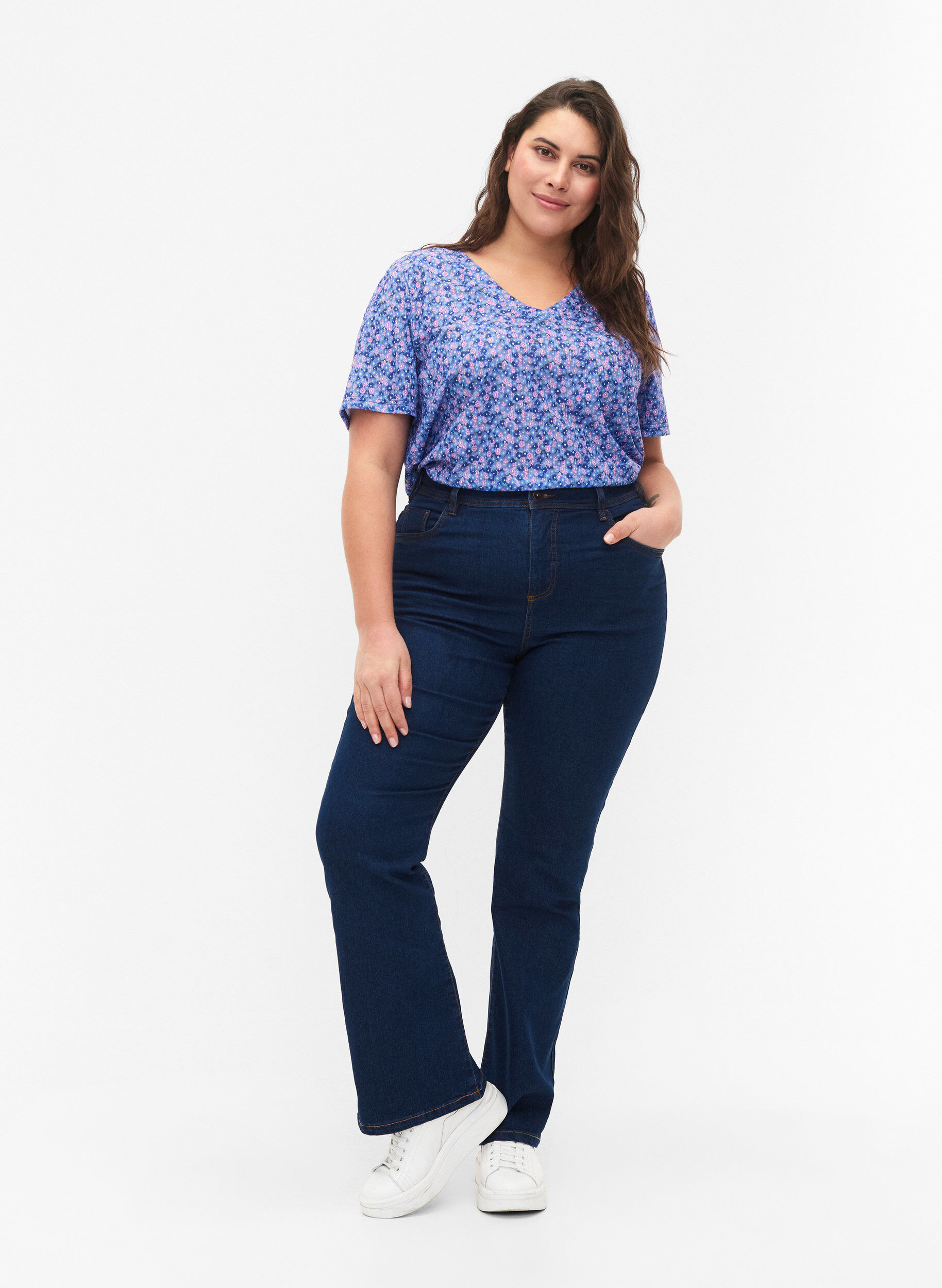 Zizzi FLASH - T-shirt imprim&eacute; avec col en V, Blue Rose Ditsy, Model image number 2