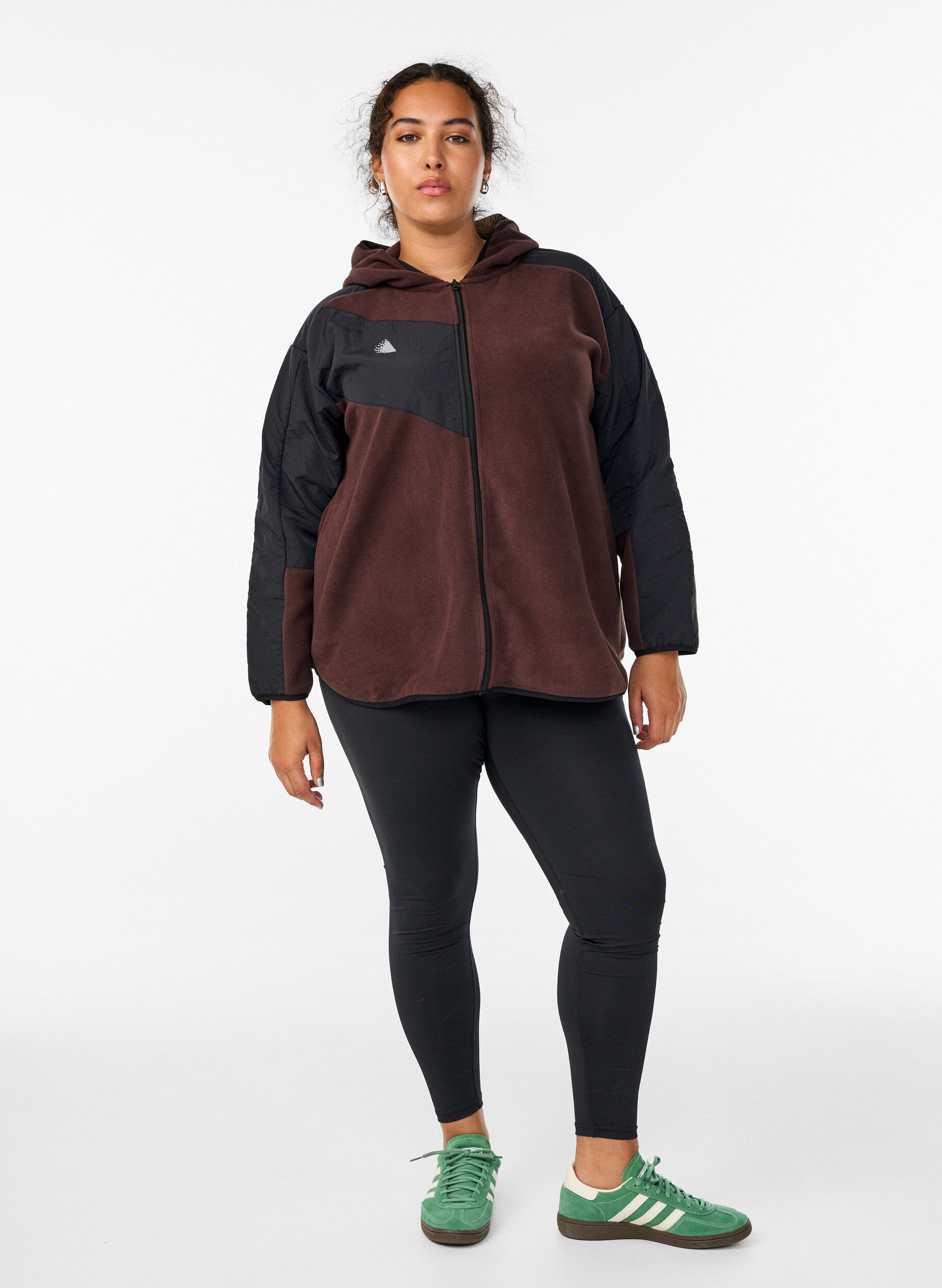 Zizzi Veste polaire &agrave; capuche avec poches, Marron, Model image number 1