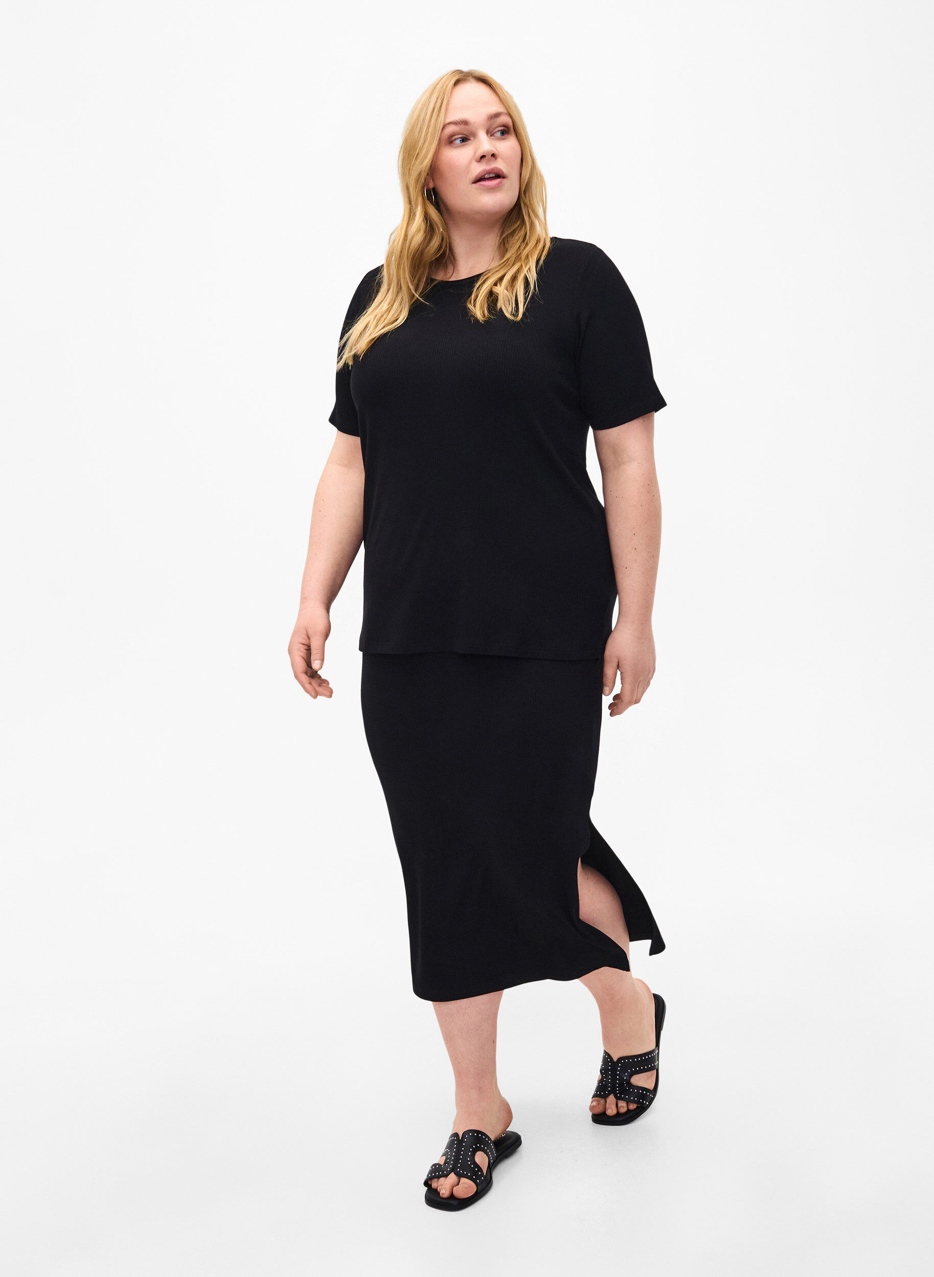 Zizzi Jupe midi ajust&eacute;e en viscose, Noir, Model image number 1