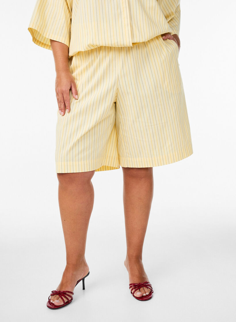 Short ample taille haute &agrave; rayures, Jaune clair, Model
