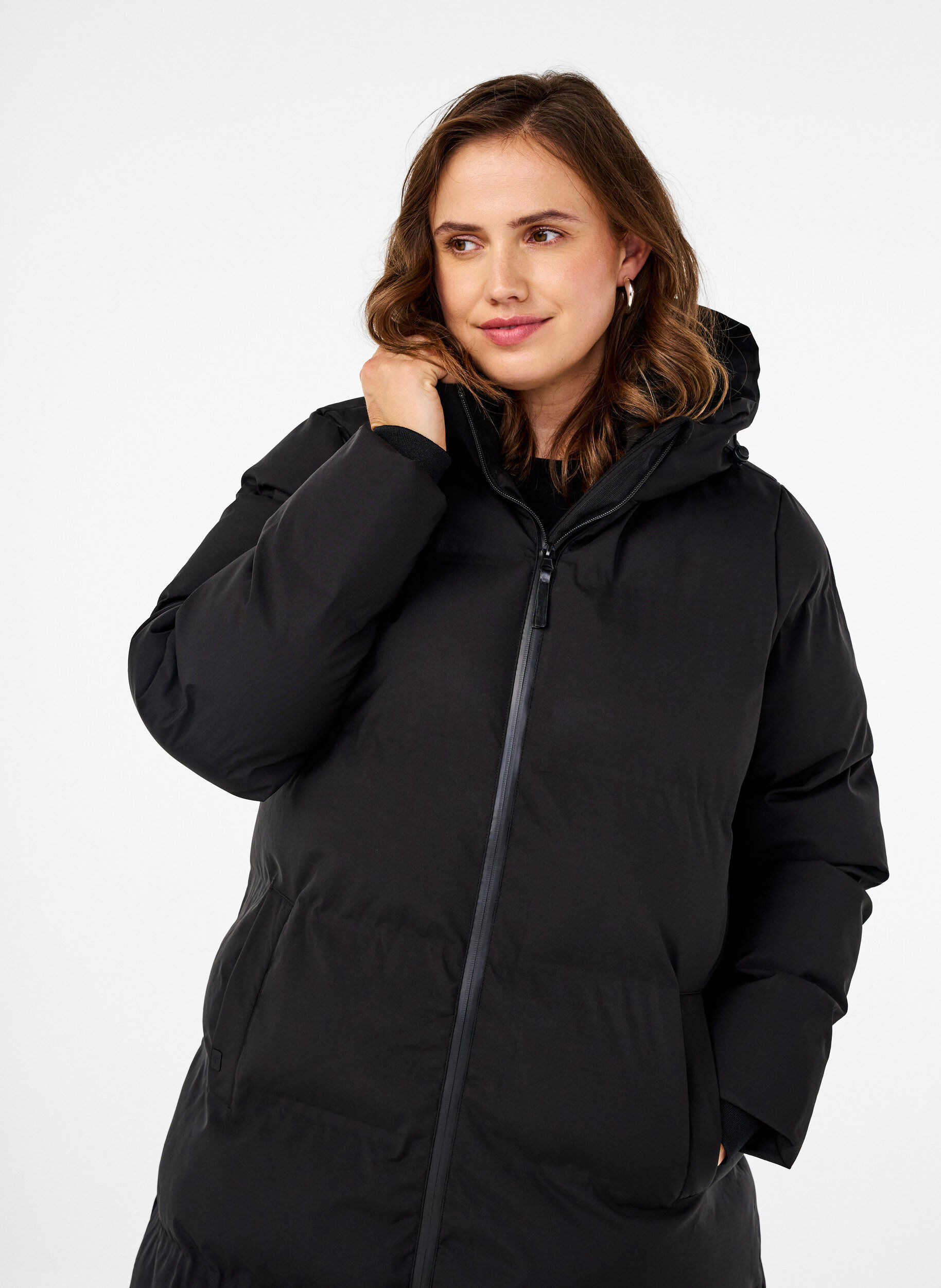 Zizzi Manteau d'hiver long et matelass&eacute; avec capuche, Noir, Model image number 2