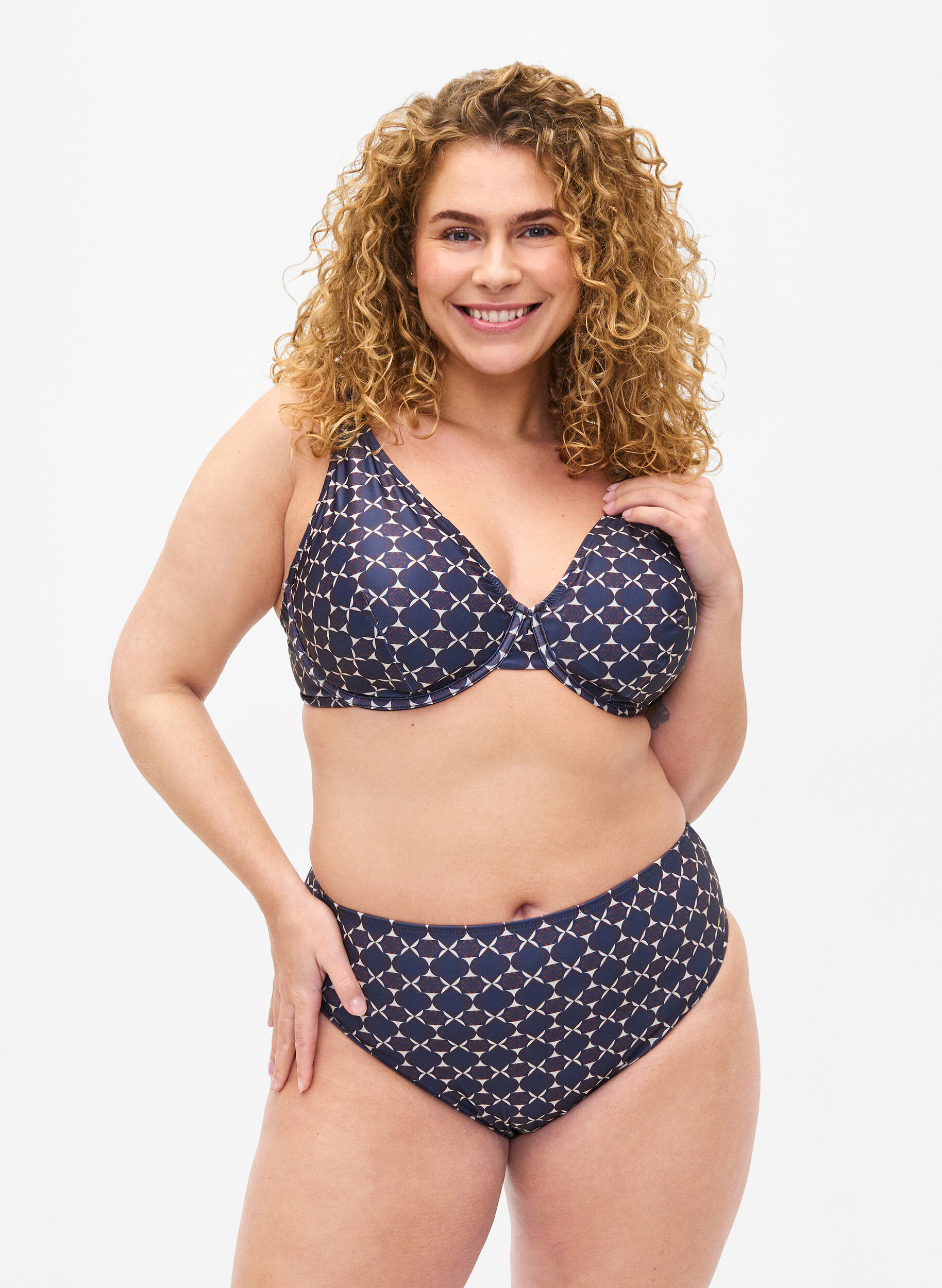 Zizzi Bas de bikini taille haute avec jambe &eacute;chancr&eacute;e, Bleu, Model image number 1