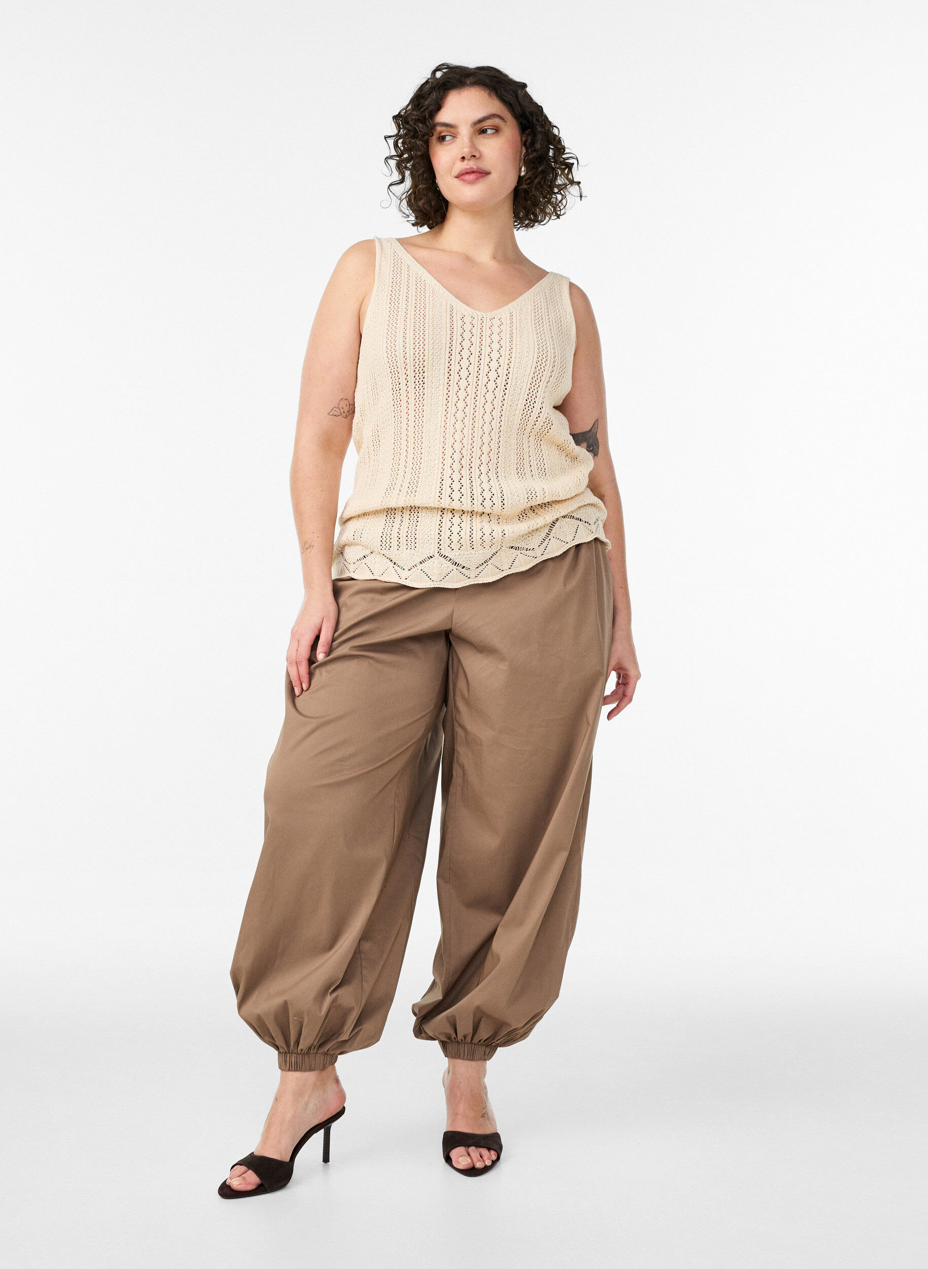 Zizzi Top en maille avec broderie ajour&eacute;e et col V, Beige, Model image number 1