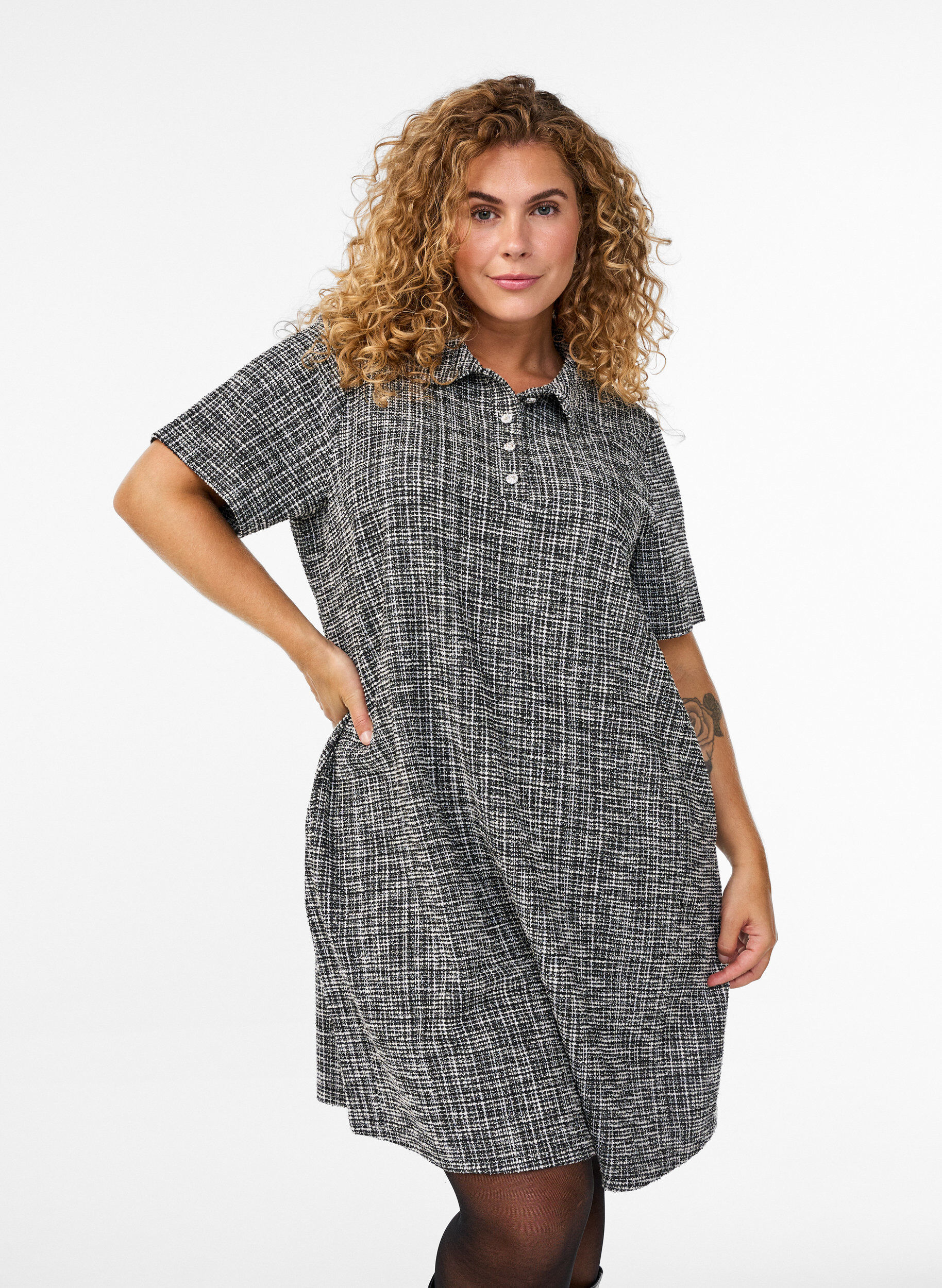 Zizzi Robe courte en jersey textur&eacute; &agrave; carreaux graphiques, Vanille, Model image number 0