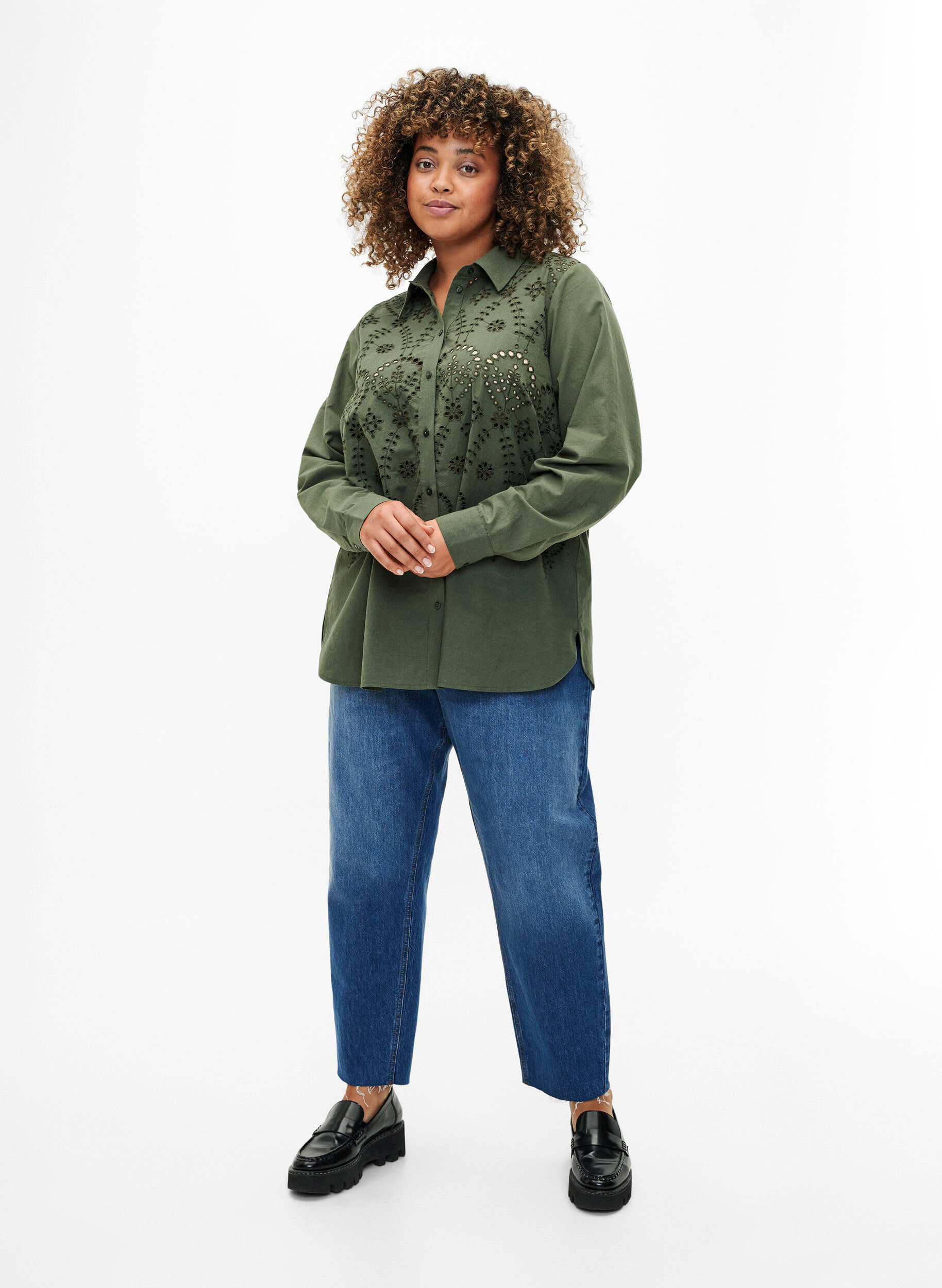 Zizzi Chemise en coton avec broderie anglaise, Thyme, Model image number 2