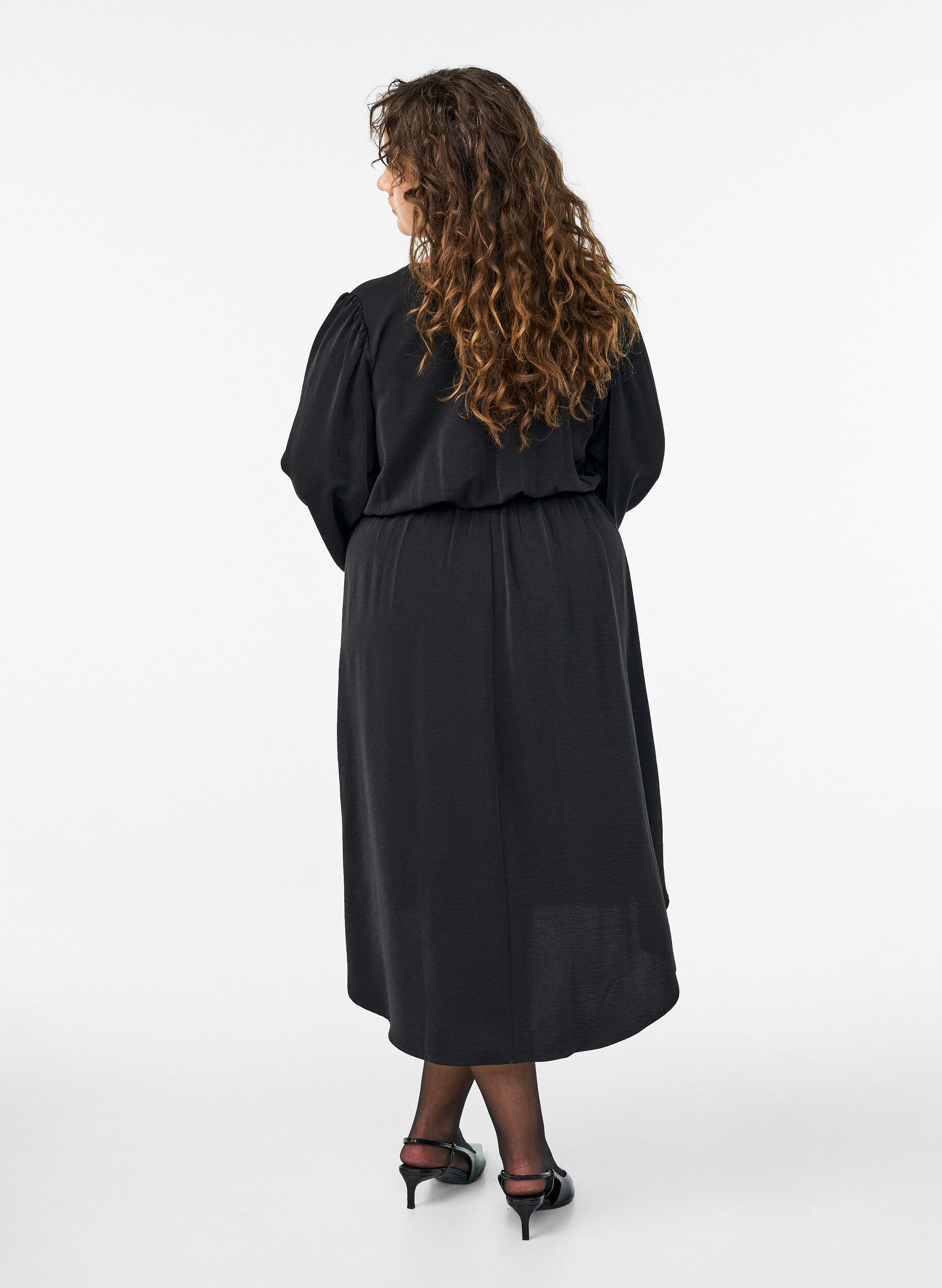 Zizzi Robe midi avec effet portefeuille et manches smock&eacute;es, Noir, Model image number 2