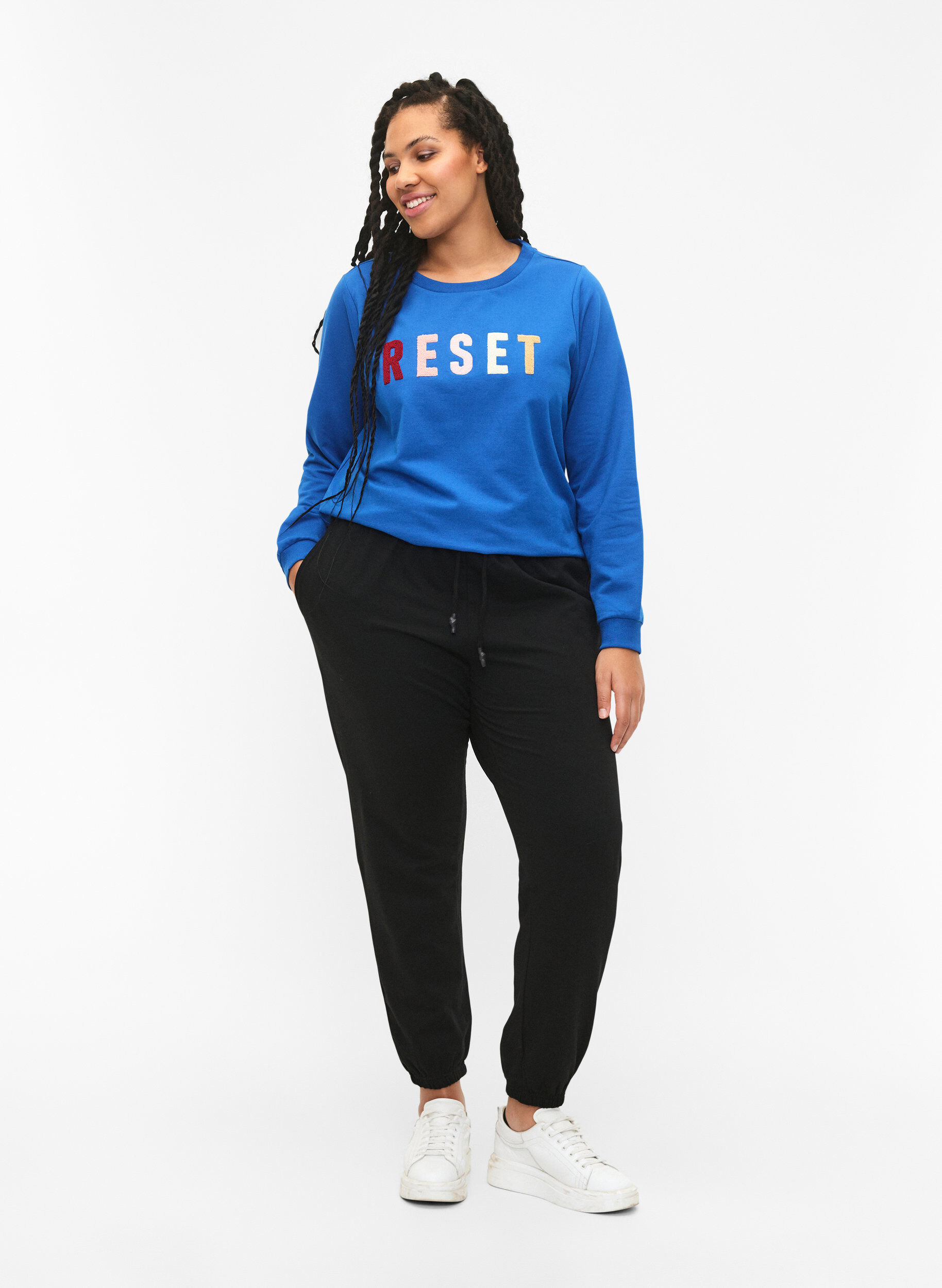 Zizzi Sweatshirt avec texte, Victoria b. W. Reset, Model image number 2