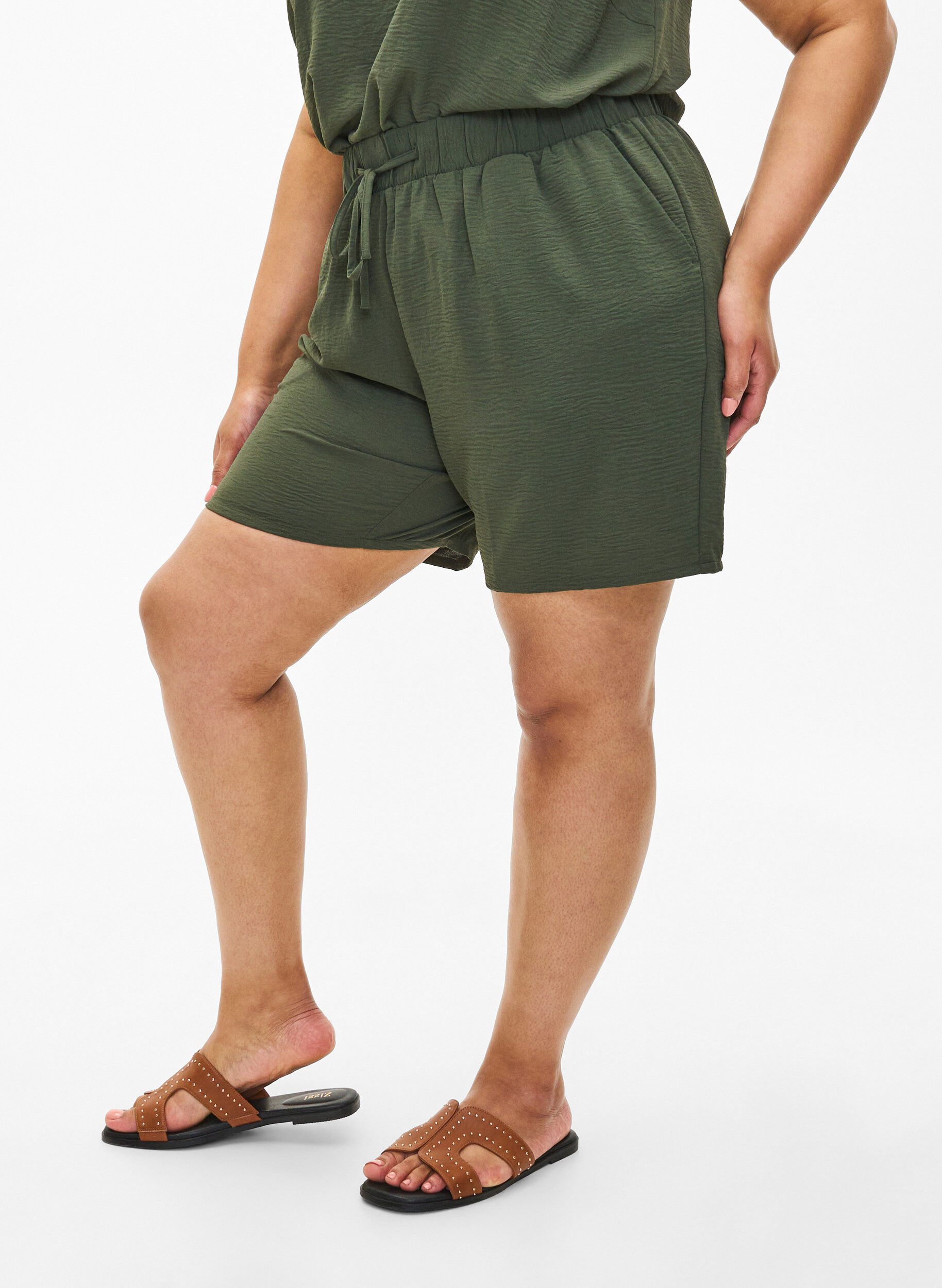 Zizzi Short avec poches et ceinture &eacute;lastique, Vert, Model image number 3