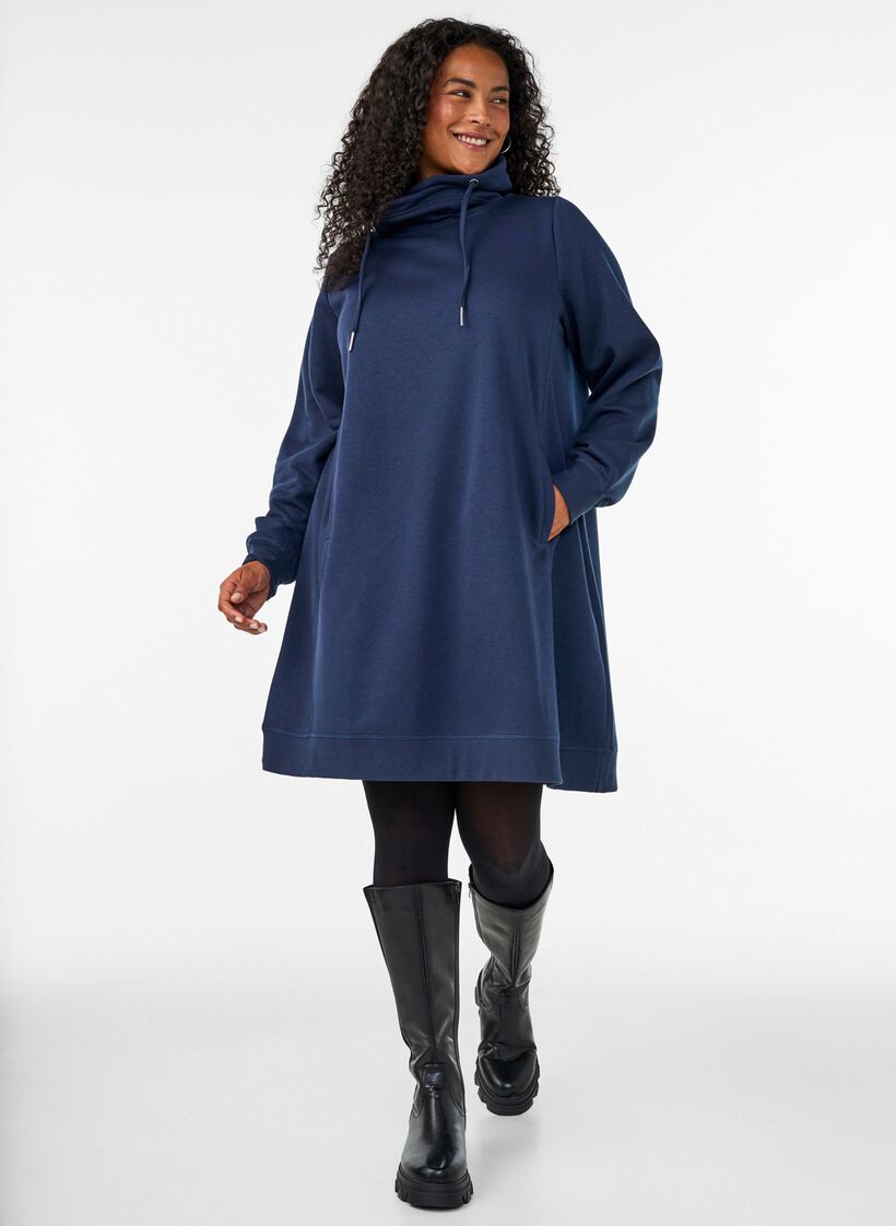 &Eacute;l&eacute;gance d&eacute;contract&eacute;e bleu marine, , Model