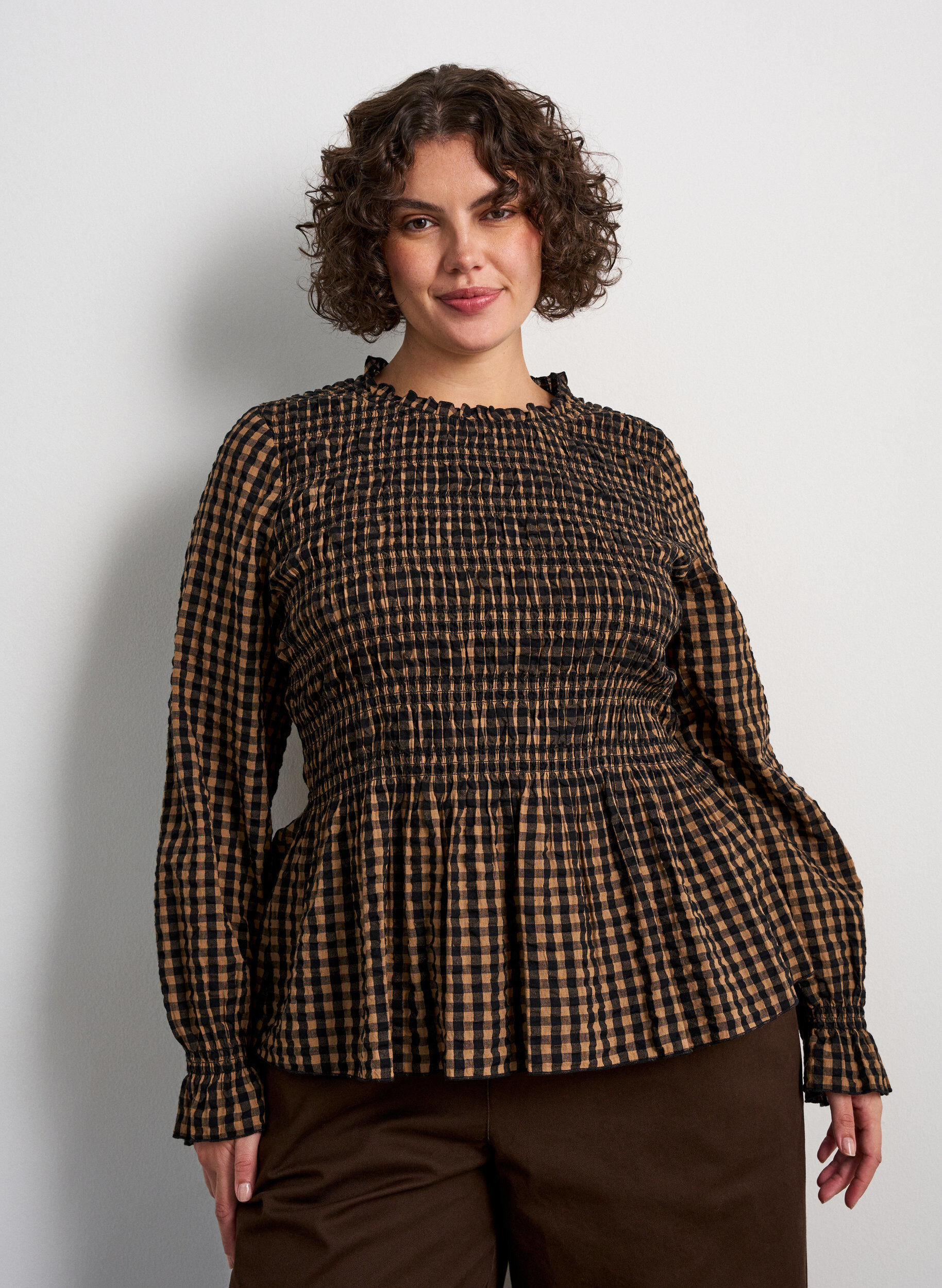 ZizziBlouse &agrave; carreaux avec smocks et basque, Marron, Model image number 0