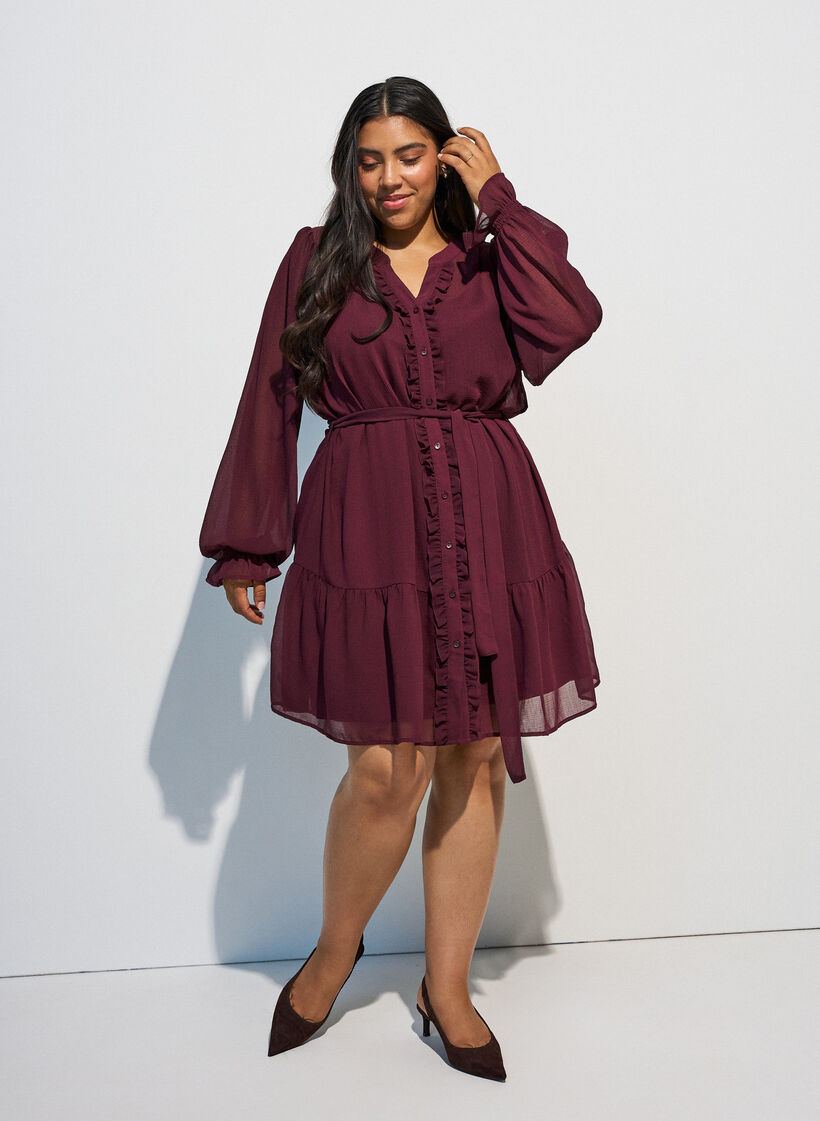 Robe en tissu tiss&eacute; l&eacute;ger avec des volants et une ceinture &agrave; nouer, Bordeaux, Model image number 1