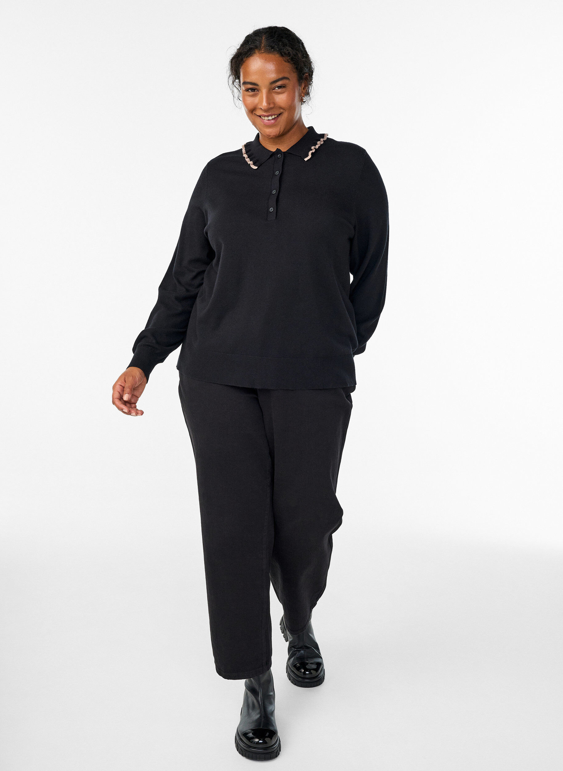 Zizzi Blouse en maille avec un col polo &agrave; volants, Noir, Model image number 1