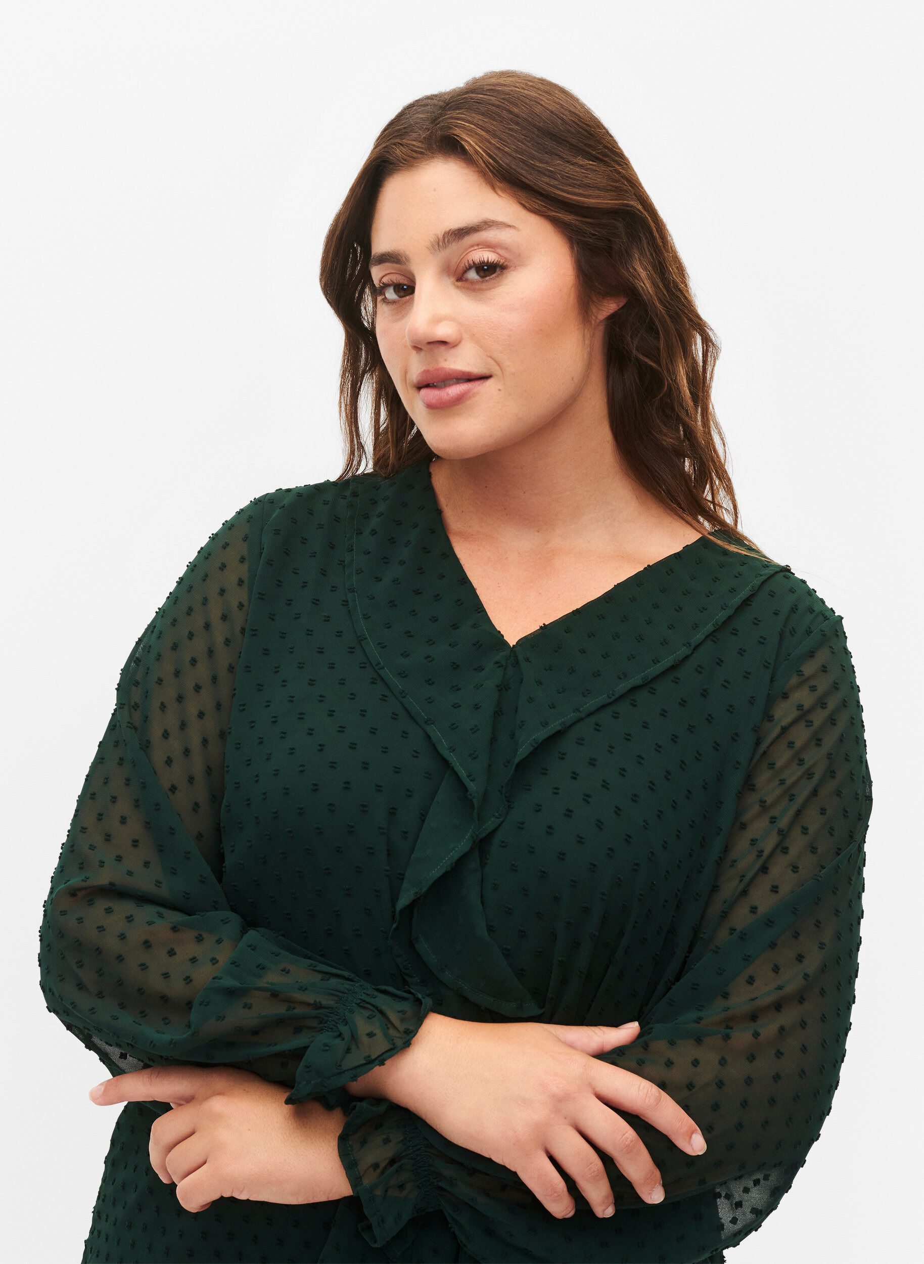 Zizzi Blouse avec volants et texture en pointill&eacute;s, Scarab, Model image number 2