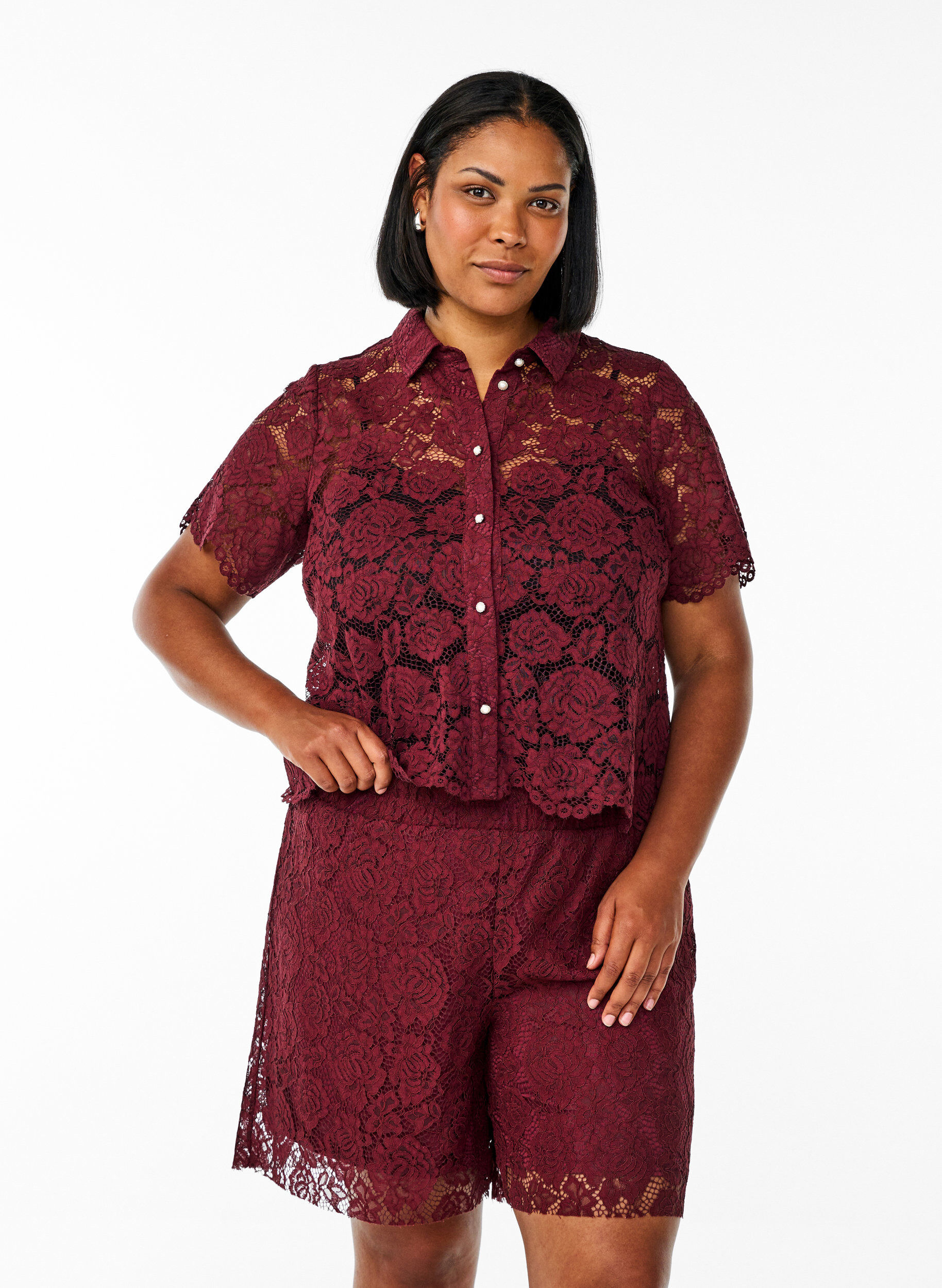 Short ample en dentelle, Bordeaux fonc&eacute;, Model