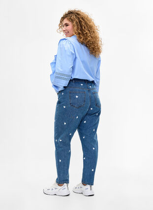 Jeans Mille coupe Mom avec broderies, Light Blue Heart, Model image number 1
