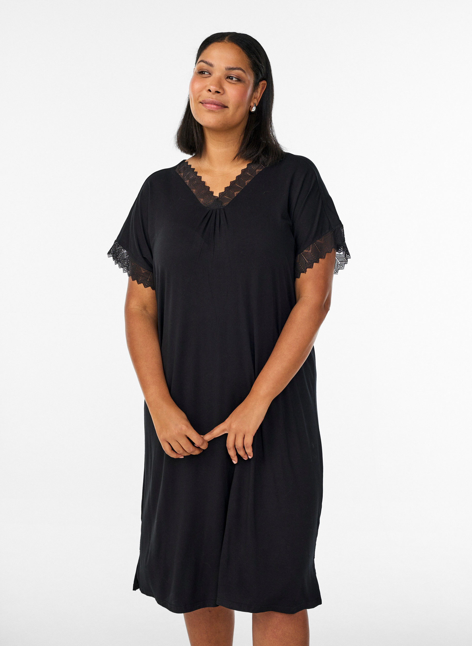 Zizzi Chemise de nuit en viscose manches courtes dentelle, Noir, Model image number 0