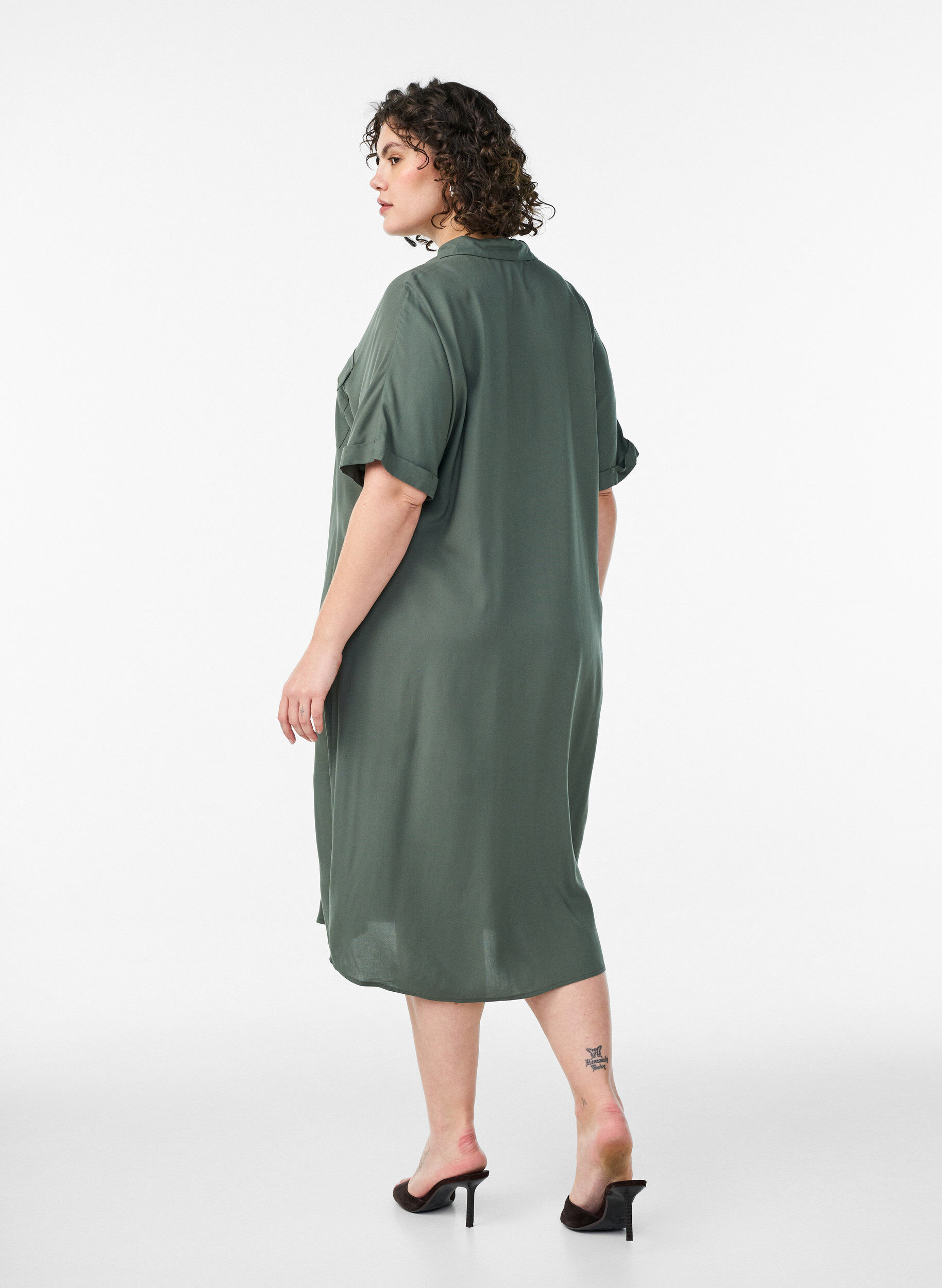 Zizzi Robe chemise longue avec manches courtes, Vert, Model image number 1