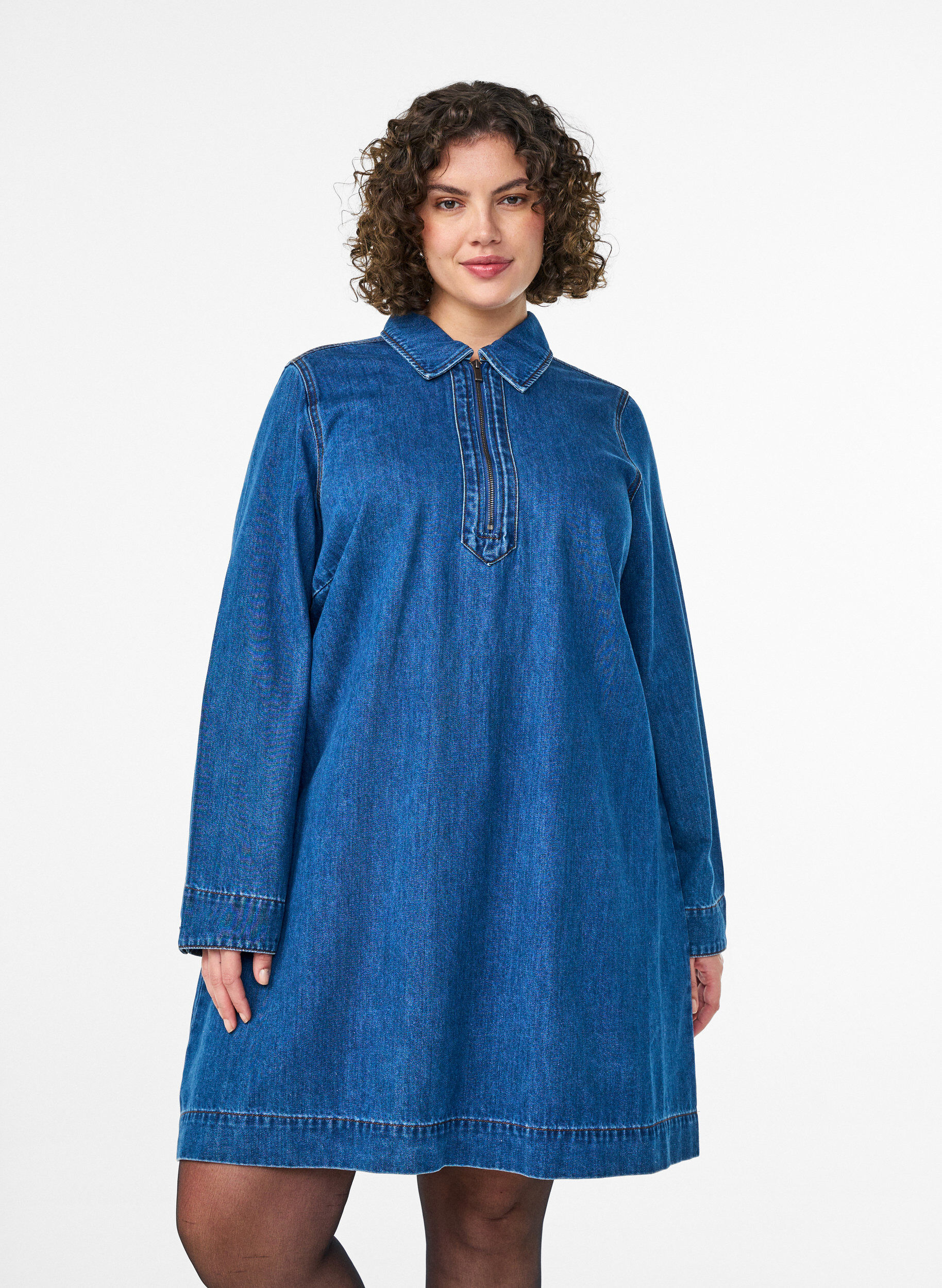 Robe courte en jean avec d&eacute;tail zipp&eacute; et col, Bleu, Model