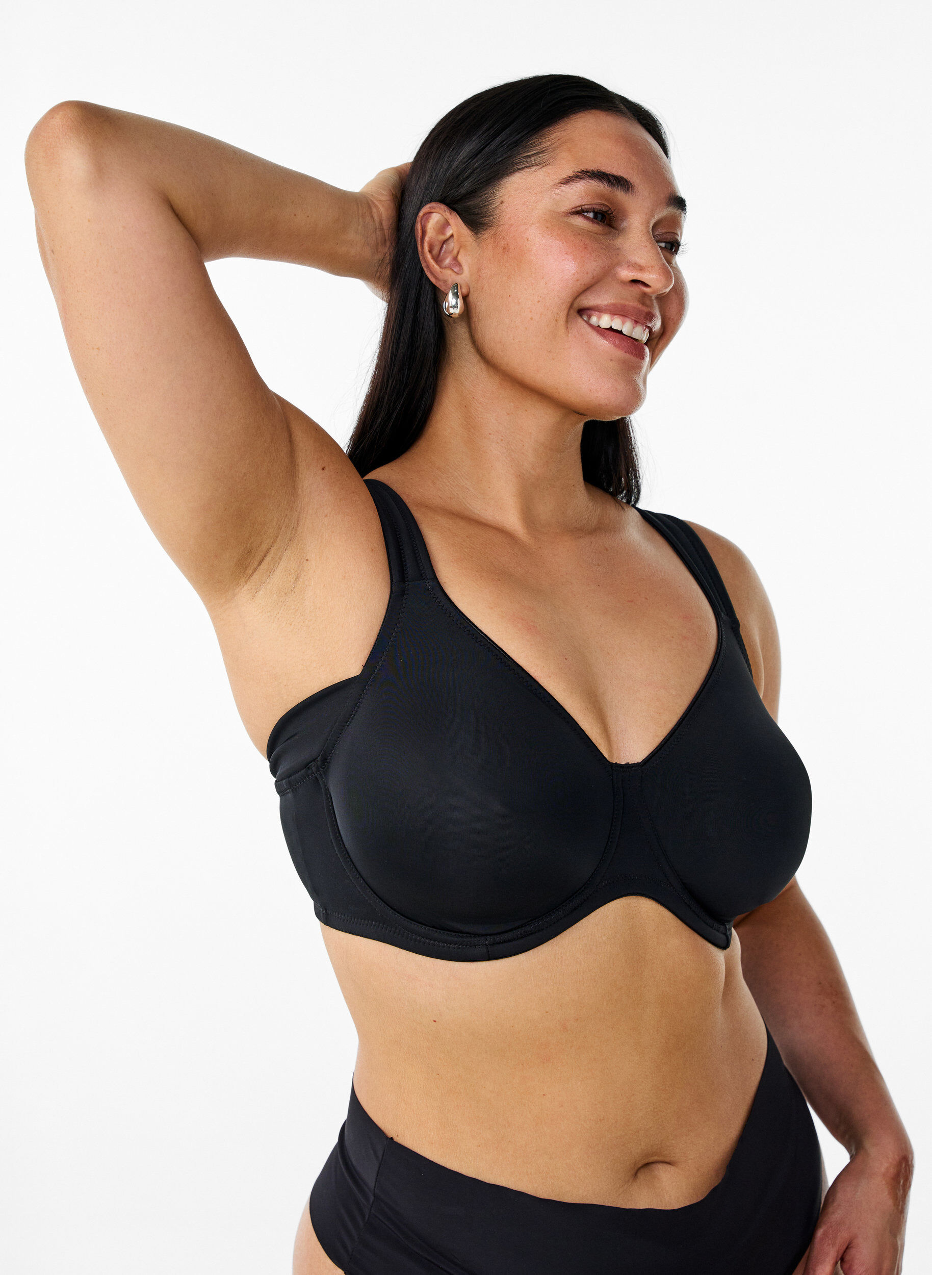 Soutien-gorge confortable avec armature et bonnets moul&eacute;s, Noir, Model