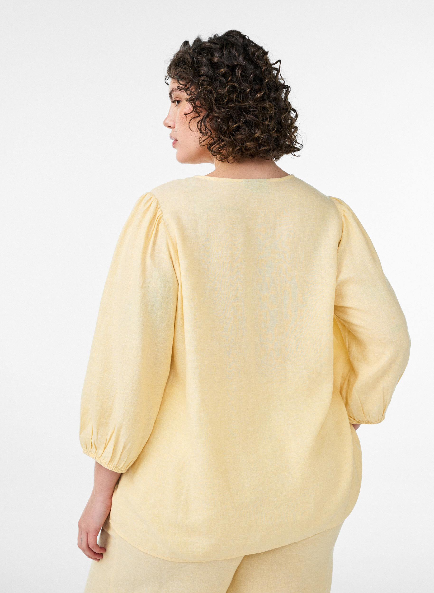 Zizzi Chemisier en lin et viscose avec manches 3/4, Jaune clair, Model image number 2